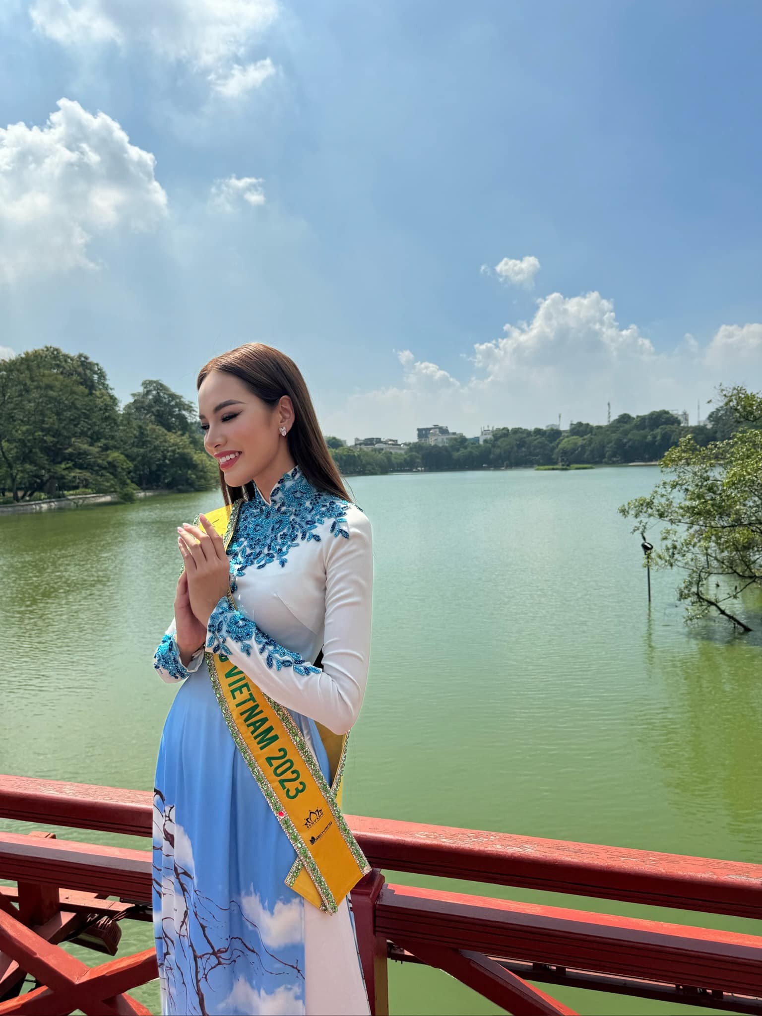 Video: Lê Hoàng Phương diện áo dài đọ sắc cùng các mỹ nhân Miss Grand International 2023 - Ảnh 5 Video: Lê Hoàng Phương diện áo dài đọ sắc cùng các mỹ nhân Miss Grand International 2023 - Ảnh 5
