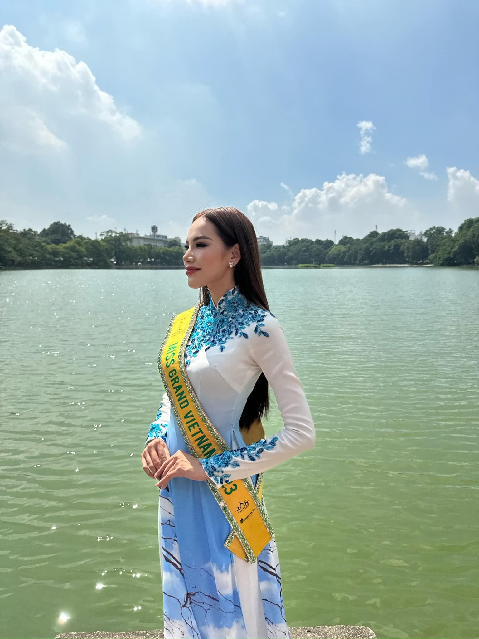 Video: Lê Hoàng Phương diện áo dài đọ sắc cùng các mỹ nhân Miss Grand International 2023 - Ảnh 4 Video: Lê Hoàng Phương diện áo dài đọ sắc cùng các mỹ nhân Miss Grand International 2023 - Ảnh 4