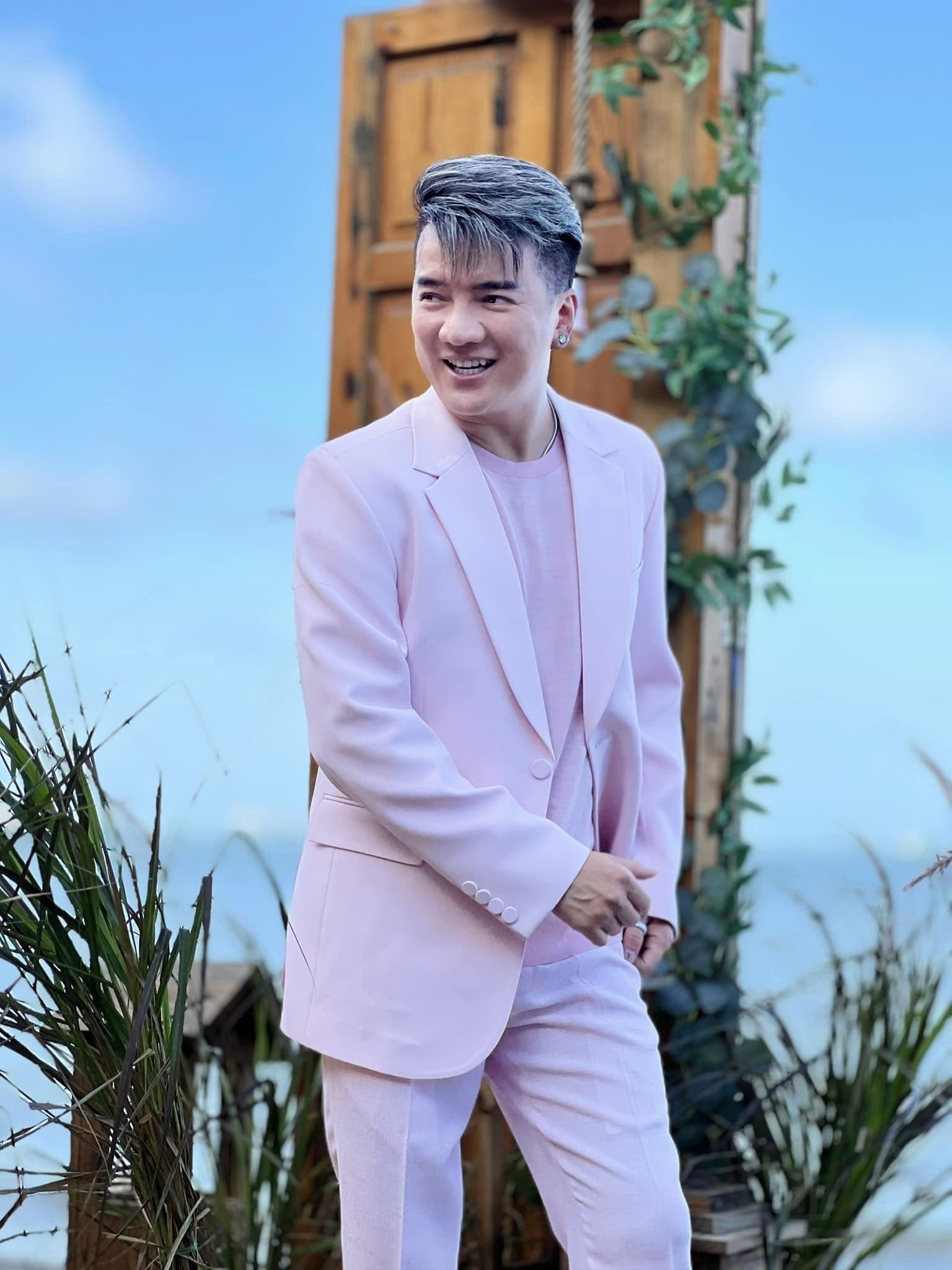 Đàm Vĩnh Hưng không ngần ngại đáp trả những bình luận tiêu cực. Ảnh: FBNV