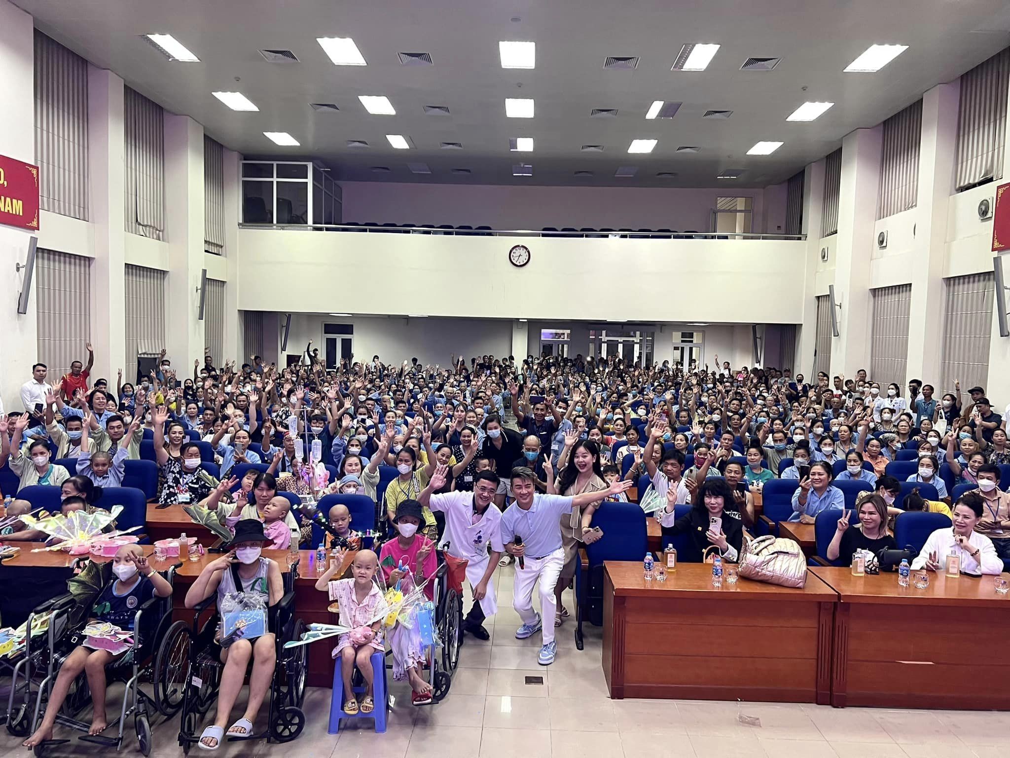 Dù lịch trình dày đặc, song Đàm Vĩnh Hưng vẫn chăm tham gia từ thiện. Ảnh: FBNV