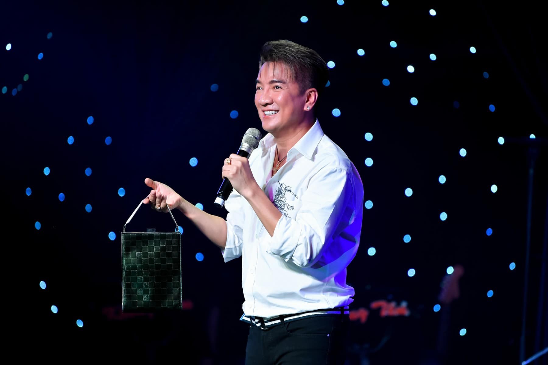 Đàm Vĩnh Hưng đấu giá chiếc túi hiệu của nhà mốt LV với giá 200 triệu đồng để ủng hộ nạn nhân vụ cháy chung cư mini Hà Nội. Ảnh: FBNV