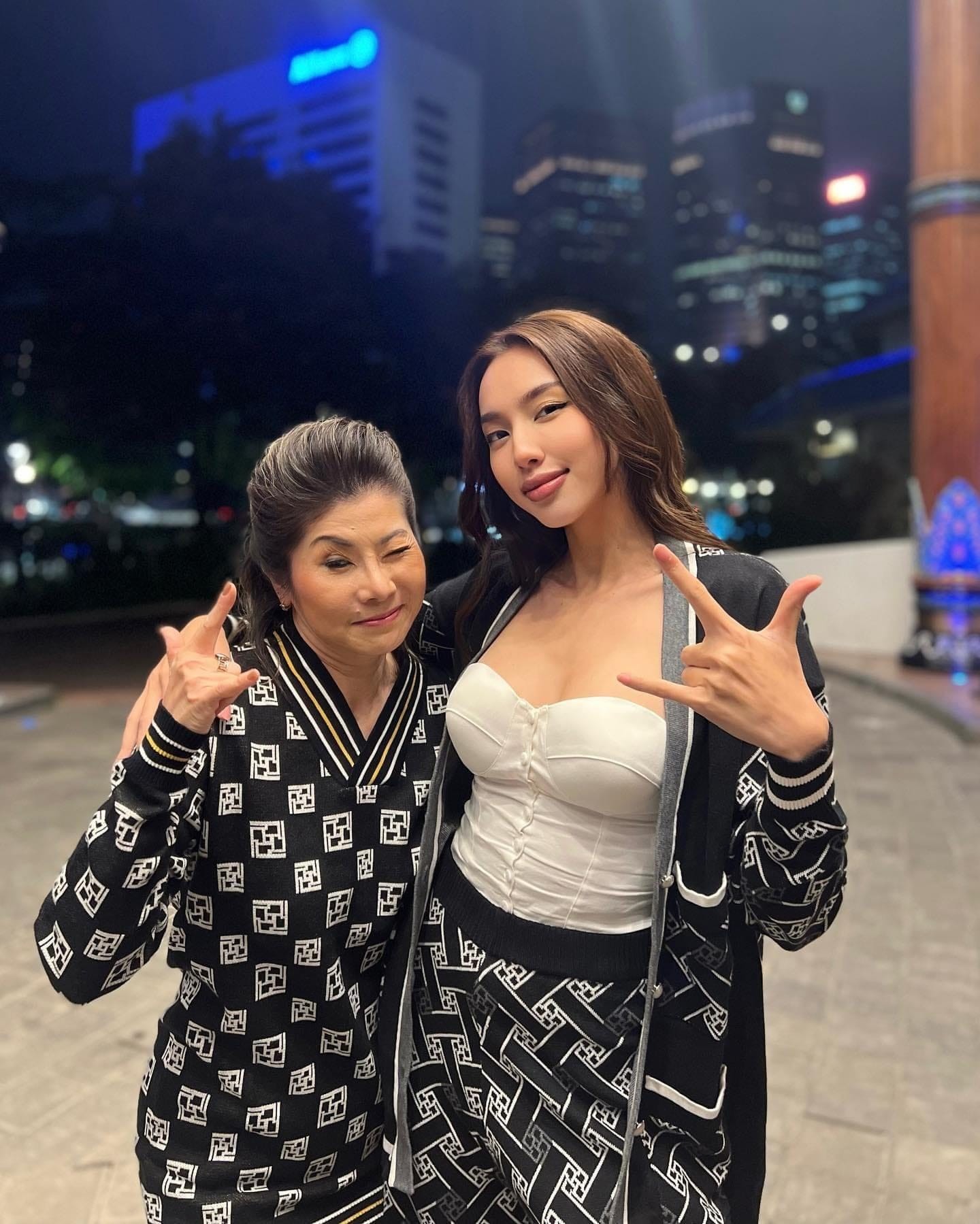 Phó chủ tịch Miss Grand International - bà Teresa Chaivisut có mối quan hệ thân thiết với Thùy Tiên, cả hai thường xuyên tương tác trên MXH, gặp gỡ nhau dù khoảng cách địa lý