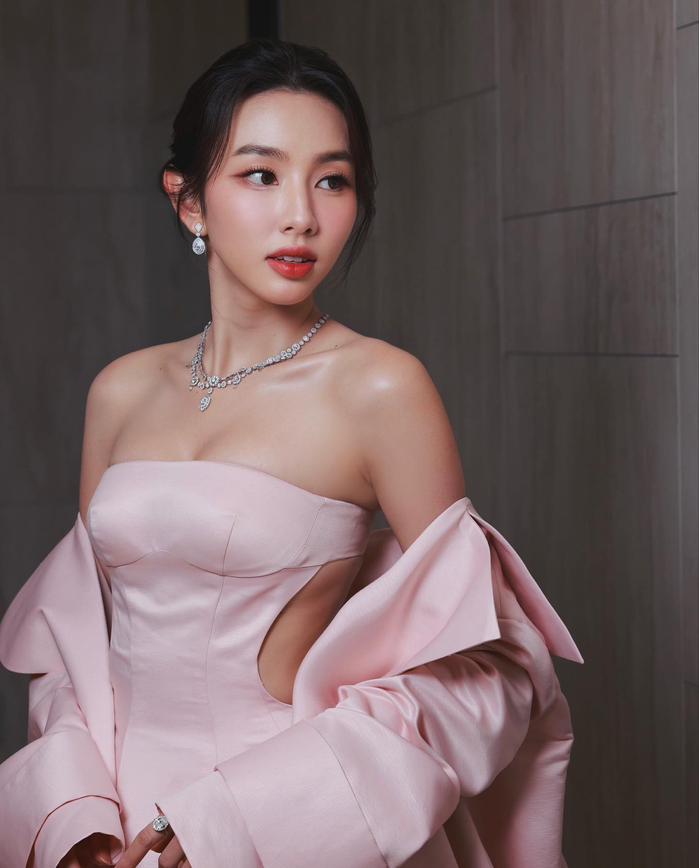 Nàng hậu hút ánh nhìn bởi tạo hình kinh diễm Nàng hậu hút ánh nhìn bởi tạo hình kinh diễm