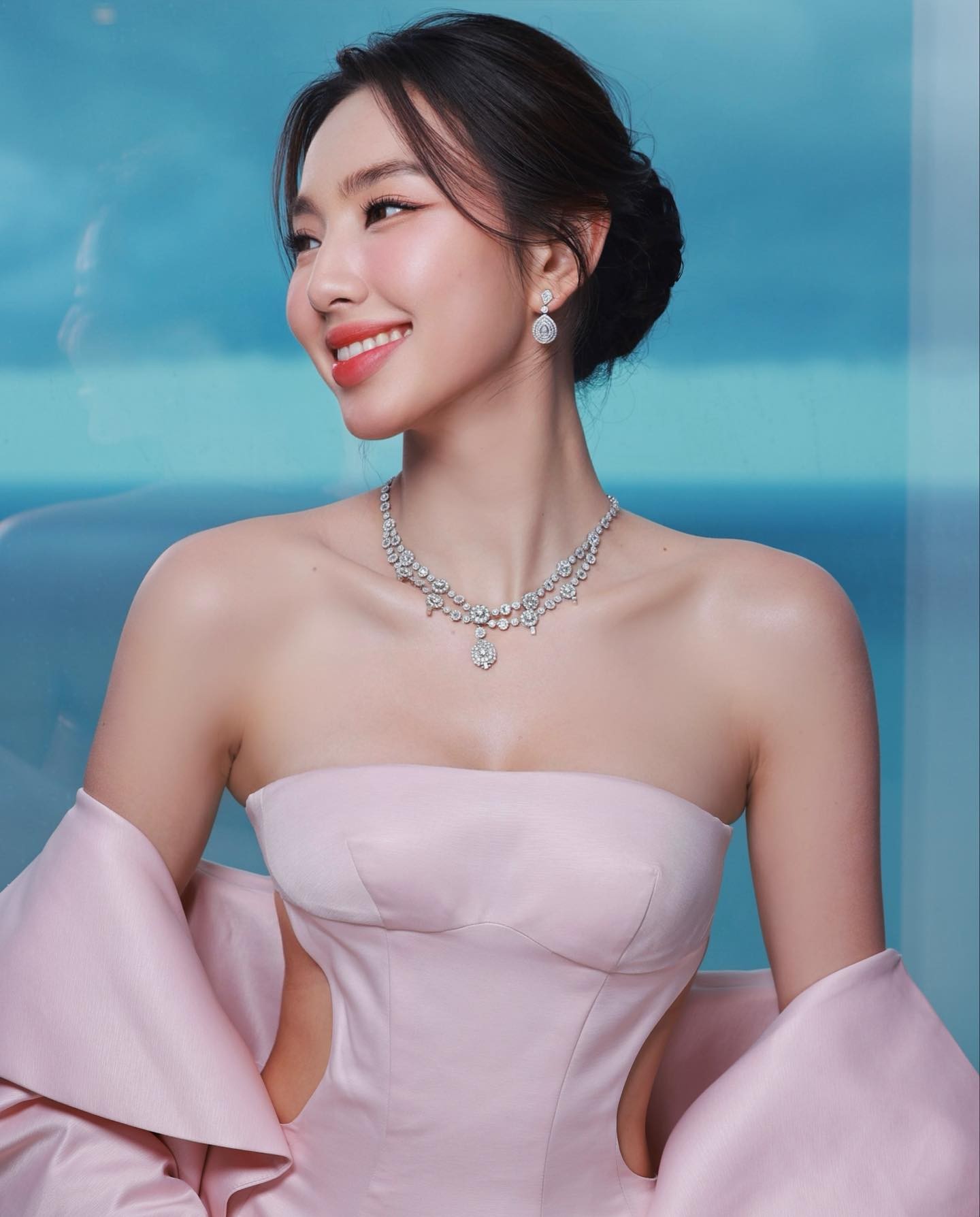 Thùy Tiên như 'Lọ Lem đi lạc' tại LHP Busan, kinh diễm đến nghẹt thở khiến fan khó rời mắt - Ảnh 1 Thùy Tiên như 'Lọ Lem đi lạc' tại LHP Busan, kinh diễm đến nghẹt thở khiến fan khó rời mắt - Ảnh 1