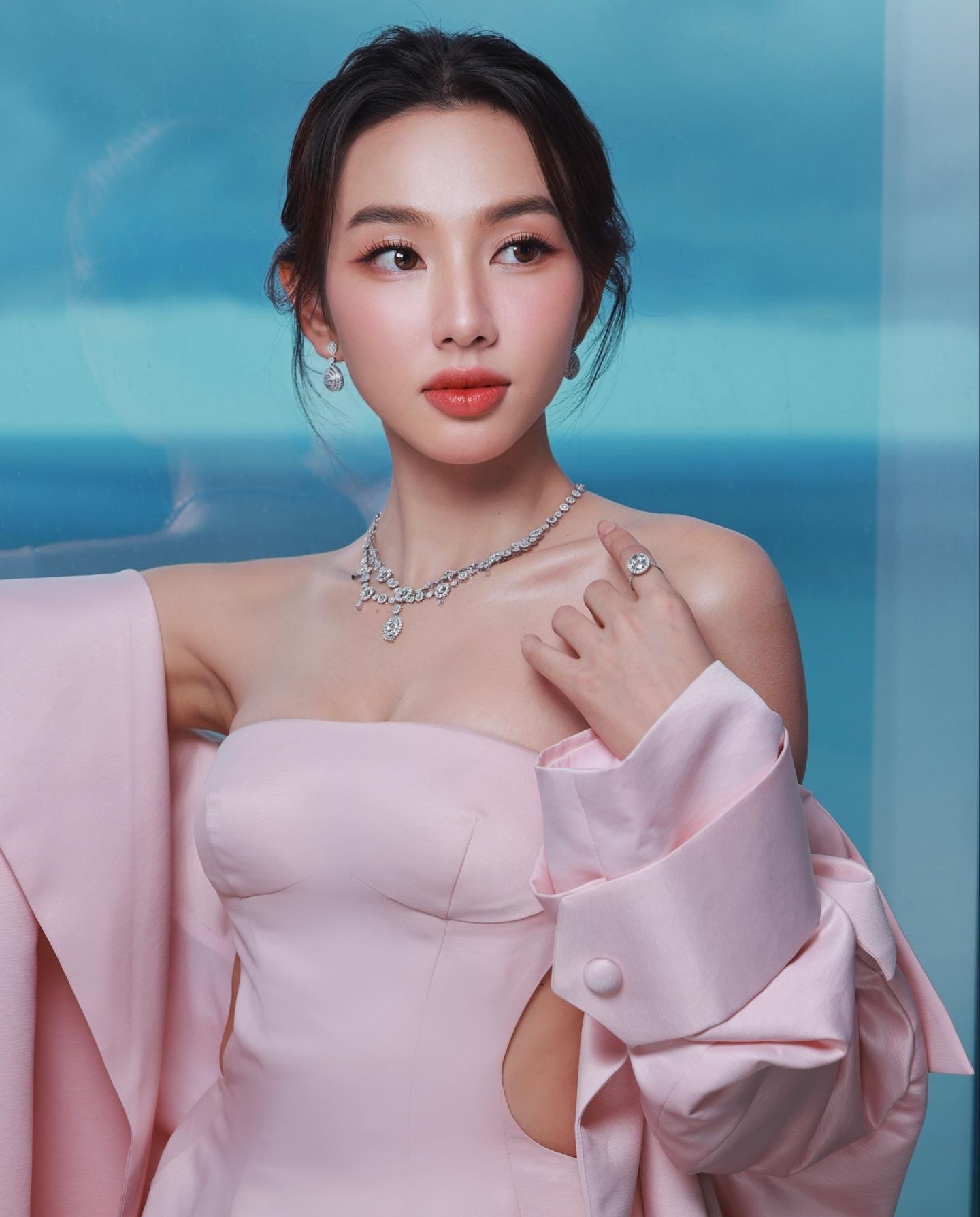 Thùy Tiên như 'Lọ Lem đi lạc' tại LHP Busan, kinh diễm đến nghẹt thở khiến fan khó rời mắt - Ảnh 2 Thùy Tiên như 'Lọ Lem đi lạc' tại LHP Busan, kinh diễm đến nghẹt thở khiến fan khó rời mắt - Ảnh 2