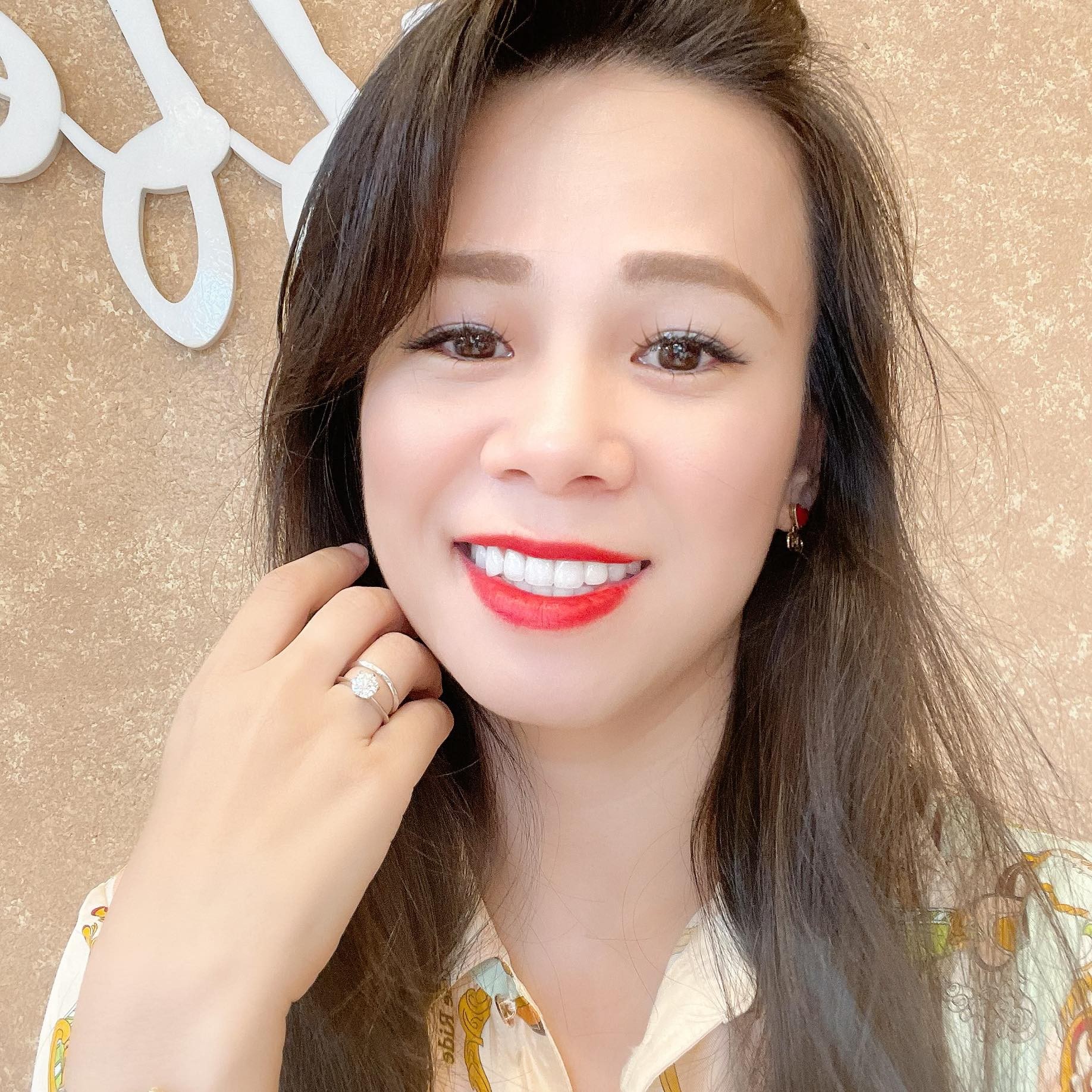 Bà Hương gây chú ý khi ngón áp út đeo nhẫn Bà Hương gây chú ý khi ngón áp út đeo nhẫn