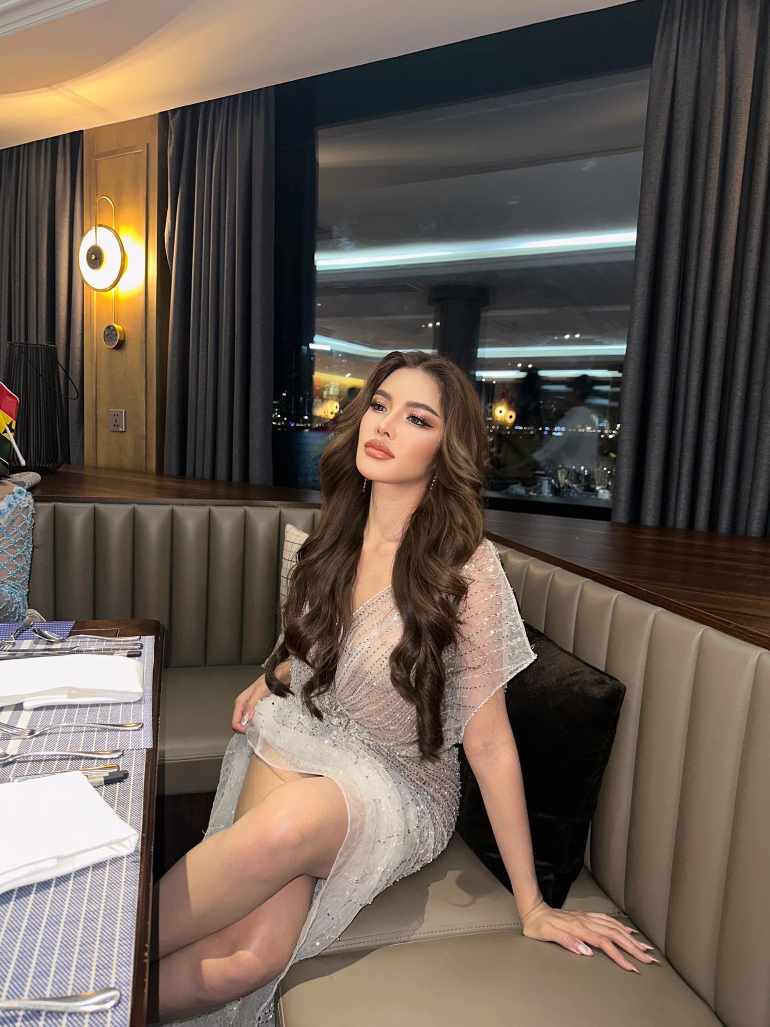 Thí sinh Miss Grand International 2023 gây 'nhức mắt' khi diện váy xuyên thấu - Ảnh 1