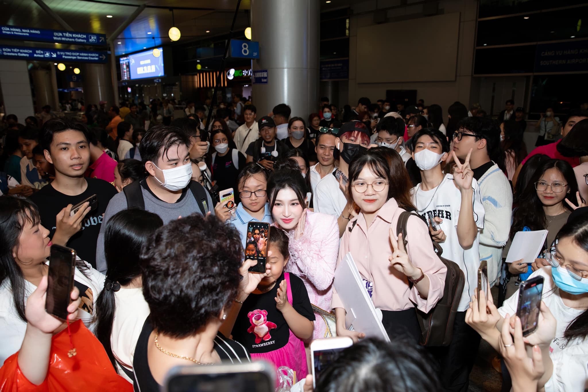 CHÙM ẢNH: Nhan sắc tựa búp bê sống của Phương Nhi ngày lên đường - Ảnh 3