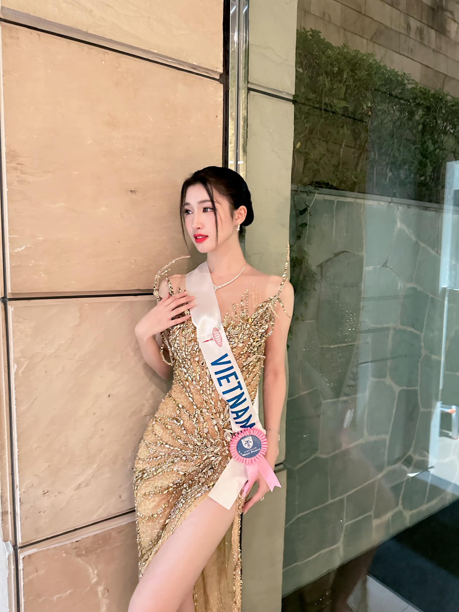 Video: Hết 'tiểu kẹo ngọt', Phương Nhi diện váy xẻ tít tắp khỏe vẻ kinh diễm tại Miss International 2023 - Ảnh 4 Video: Hết 'tiểu kẹo ngọt', Phương Nhi diện váy xẻ tít tắp khỏe vẻ kinh diễm tại Miss International 2023 - Ảnh 4