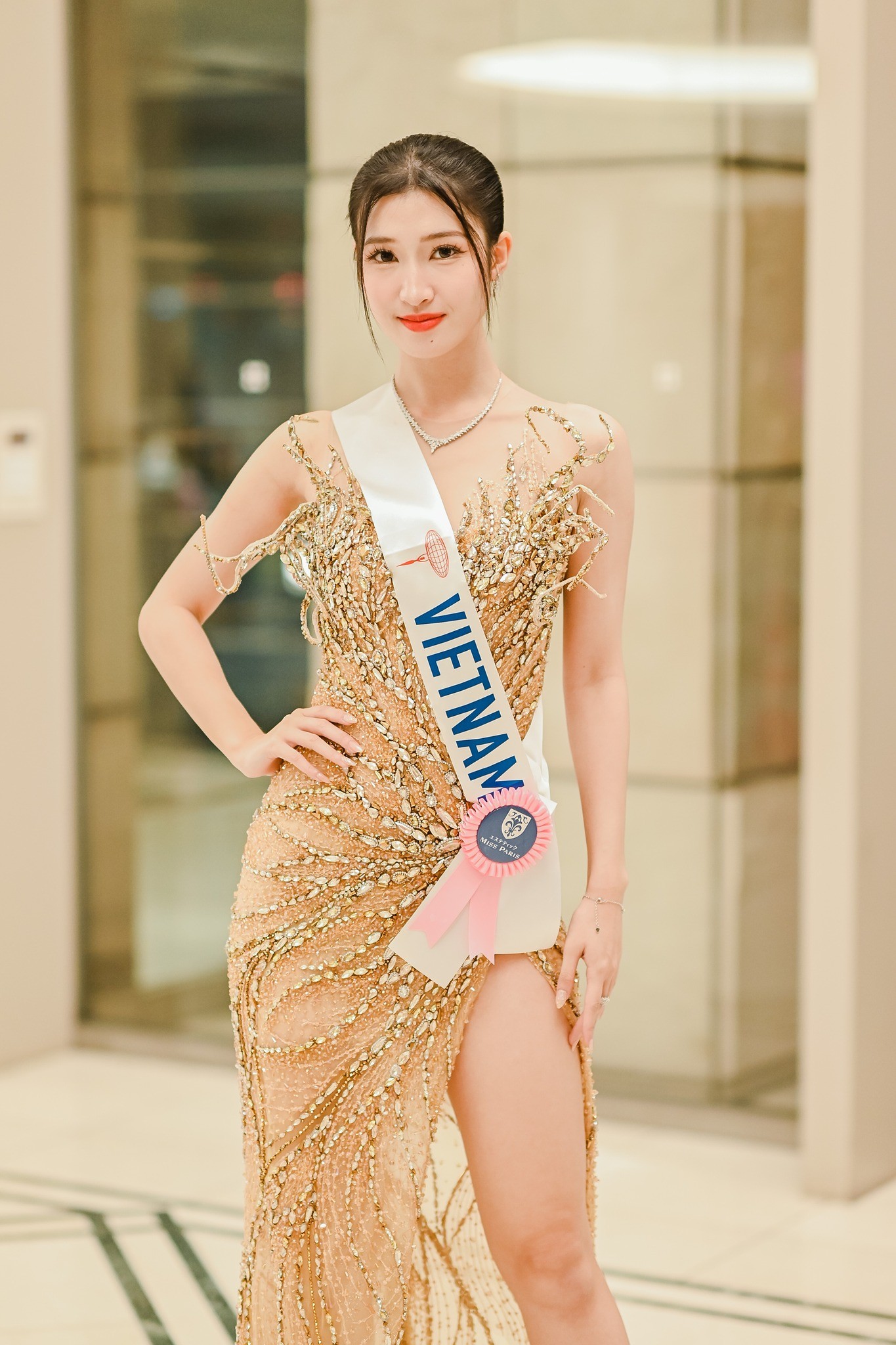 Video: Hết 'tiểu kẹo ngọt', Phương Nhi diện váy xẻ tít tắp khỏe vẻ kinh diễm tại Miss International 2023 - Ảnh 2 Video: Hết 'tiểu kẹo ngọt', Phương Nhi diện váy xẻ tít tắp khỏe vẻ kinh diễm tại Miss International 2023 - Ảnh 2