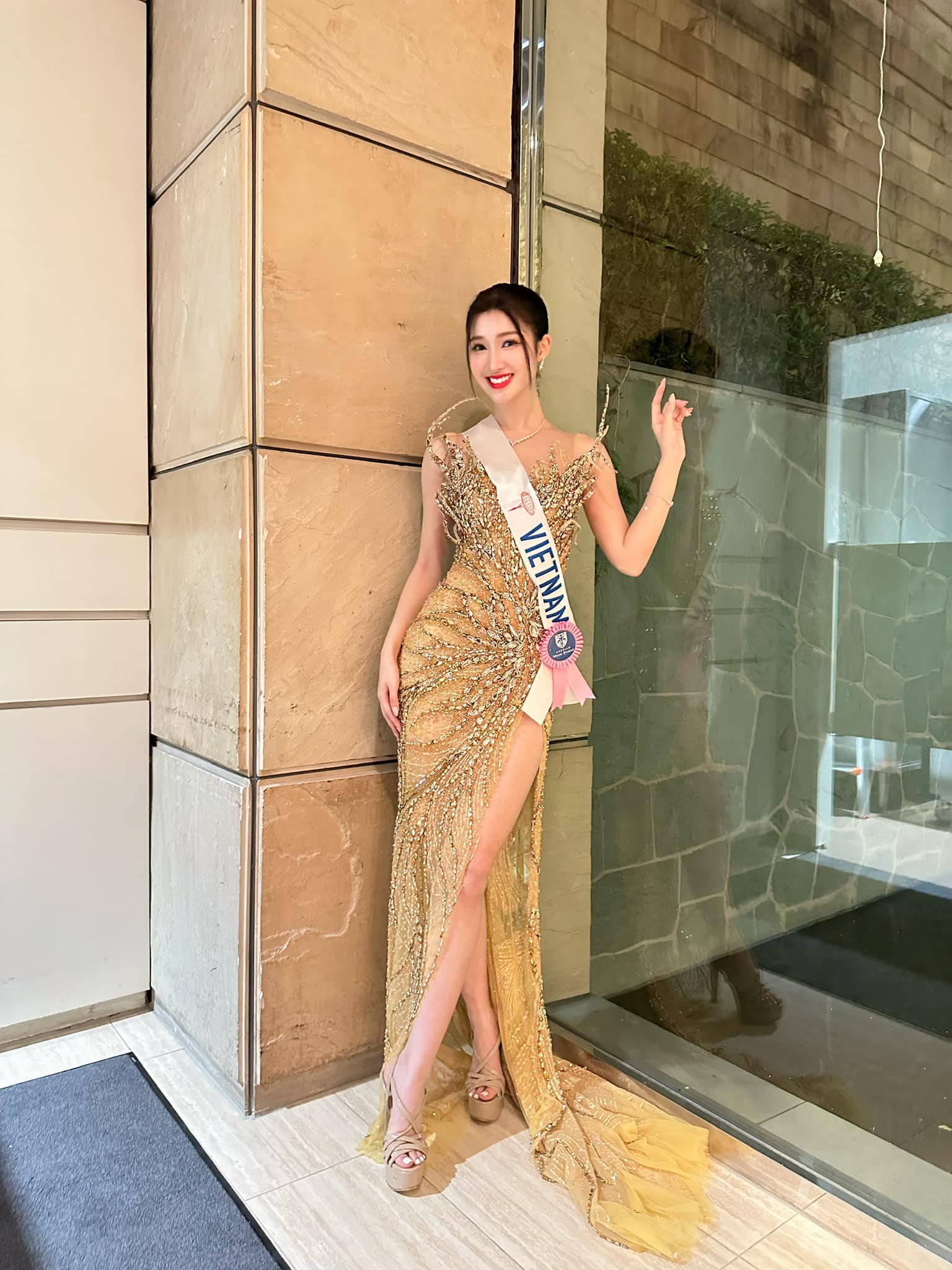 Video: Hết 'tiểu kẹo ngọt', Phương Nhi diện váy xẻ tít tắp khỏe vẻ kinh diễm tại Miss International 2023 - Ảnh 1 Video: Hết 'tiểu kẹo ngọt', Phương Nhi diện váy xẻ tít tắp khỏe vẻ kinh diễm tại Miss International 2023 - Ảnh 1
