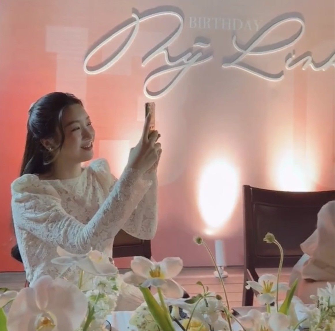 Góc chụp dìm song visual dâu hào môn vẫn sáng bừng