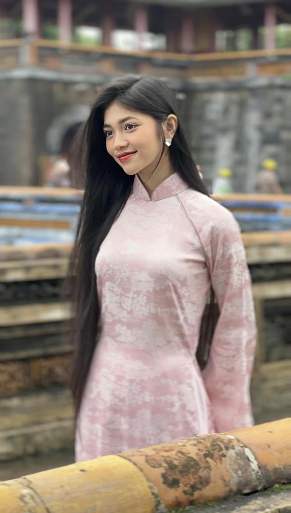 Video: Minh Kiên hóa nàng thơ xứ Huế, vẻ đẹp 'nhược liễu phù phong' gây xao xuyến - Ảnh 1