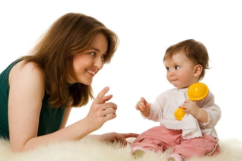 Từ 3-6 tháng bé có thể hiểu một số từ ngữ đơn giản Từ 3-6 tháng bé có thể hiểu một số từ ngữ đơn giản