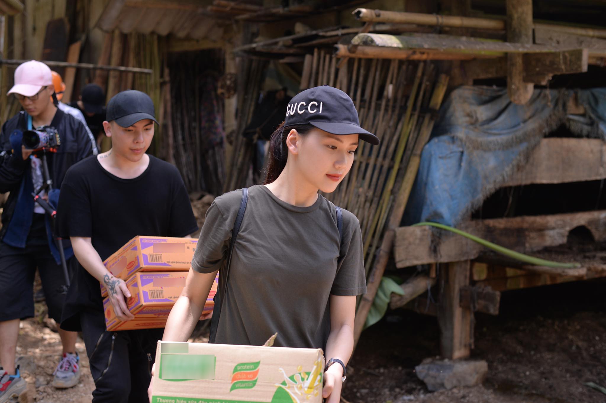 Hình ảnh Bùi Quỳnh Hoa đi làm từ thiện được lan truyền trên các diễn đàn sắc đẹp. Visual nhẹ nhàng gây thương nhớ