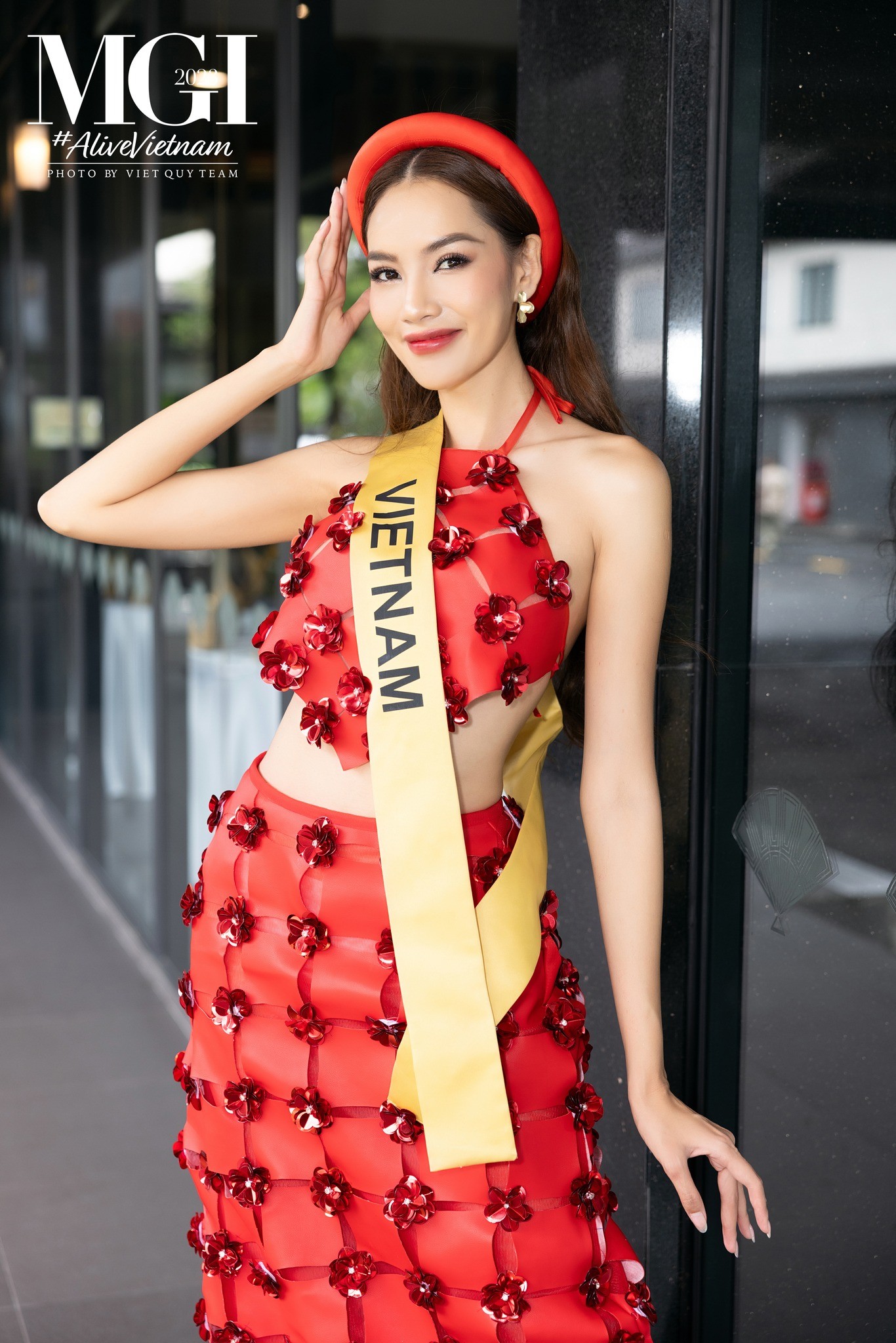 Lê Hoàng Phương rạng rỡ trong thiết kế mang nét truyền thống và hiện đại trong ngày diễn ra phần thi phỏng vấn kín Lê Hoàng Phương rạng rỡ trong thiết kế mang nét truyền thống và hiện đại trong ngày diễn ra phần thi phỏng vấn kín