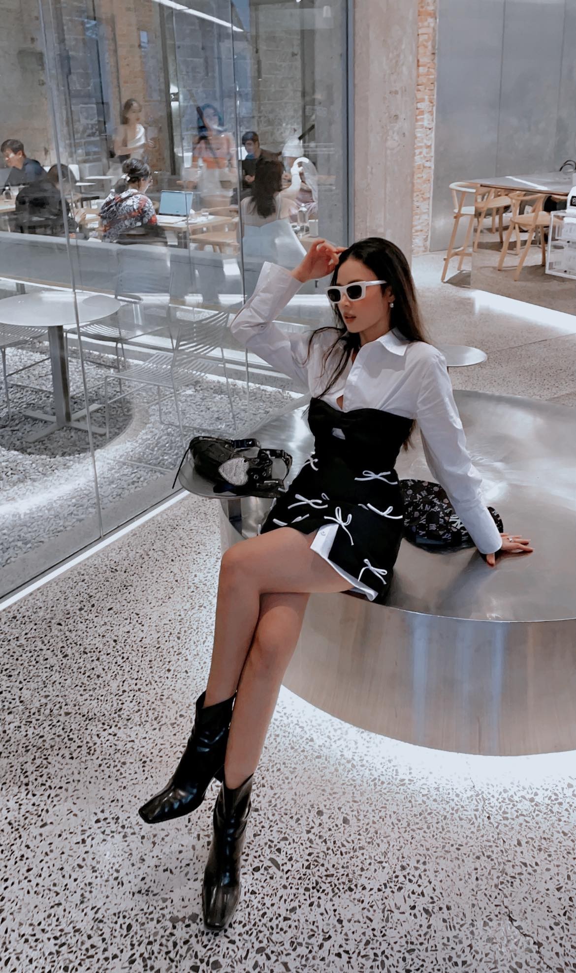 Midu đụng hàng Thùy Tiên - Hương Ly khi diện mẫu váy 'không thể ngắn hơn' - Ảnh 3