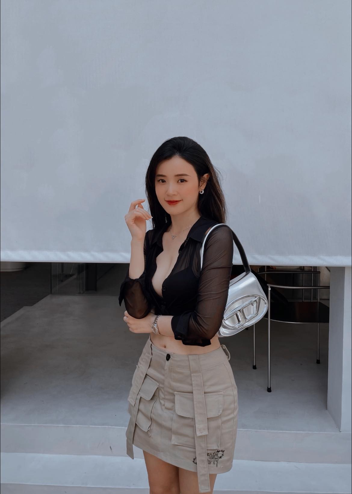 Midu đụng hàng Thùy Tiên - Hương Ly khi diện mẫu váy 'không thể ngắn hơn' - Ảnh 4