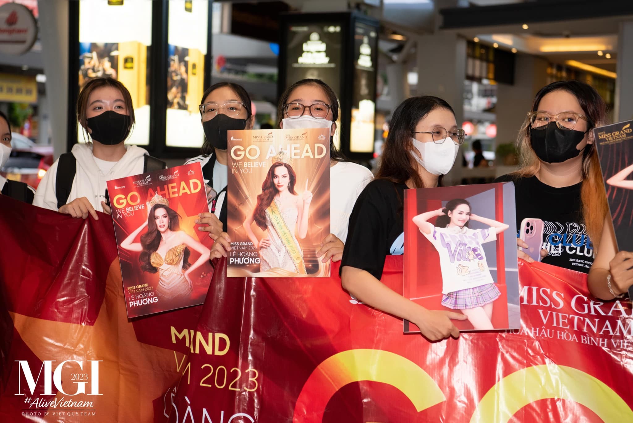 Video: Khán giả hô vang động tên Lê Hoàng Phương tại sân bay, 'tiếp lửa' cho hành trình chinh phục vương miện - Ảnh 4