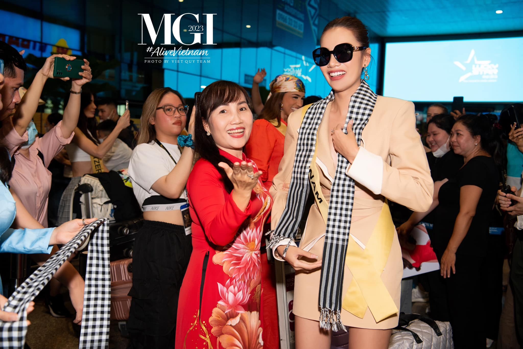 Video: Khán giả hô vang động tên Lê Hoàng Phương tại sân bay, 'tiếp lửa' cho hành trình chinh phục vương miện - Ảnh 2