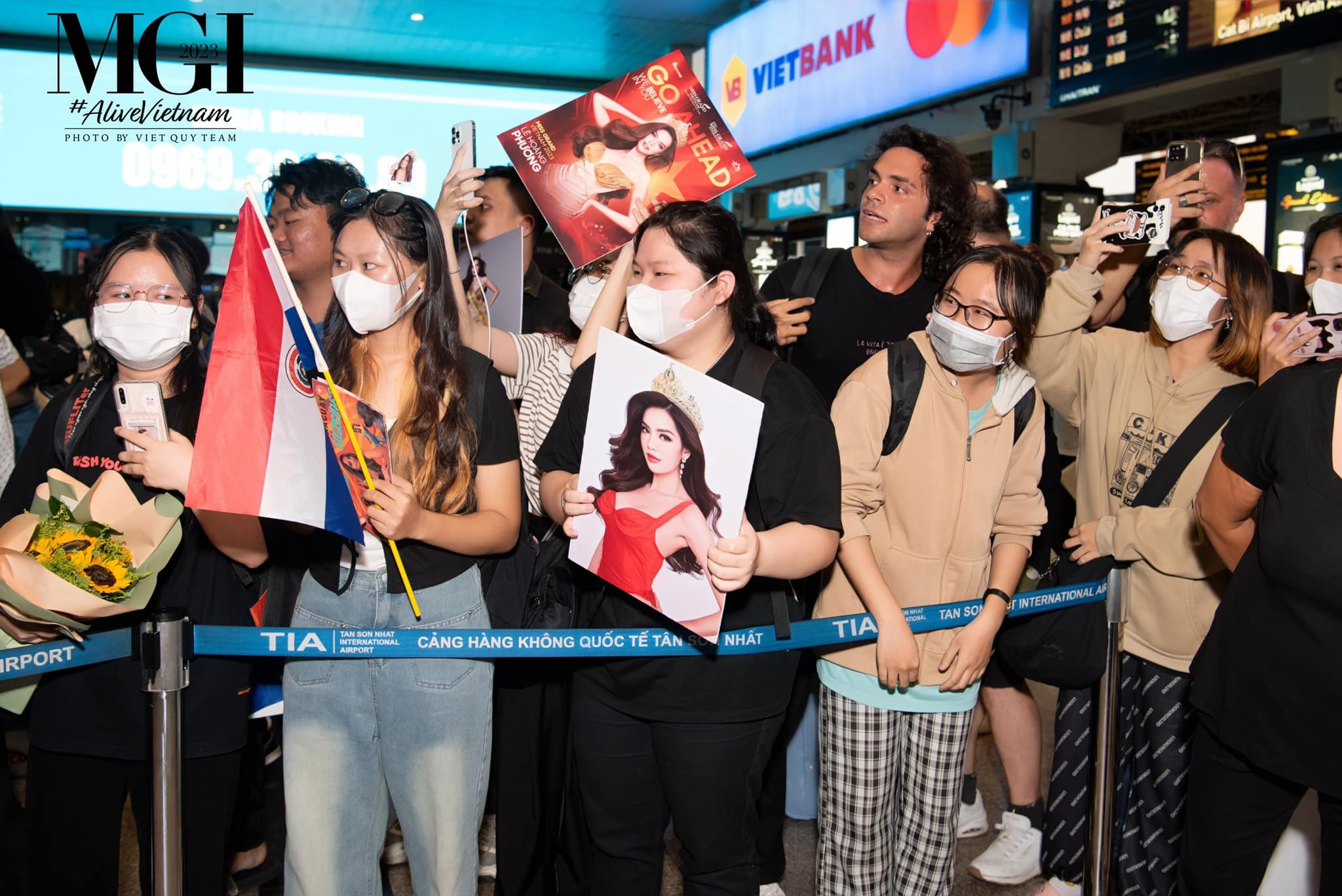 Video: Khán giả hô vang động tên Lê Hoàng Phương tại sân bay, 'tiếp lửa' cho hành trình chinh phục vương miện - Ảnh 5