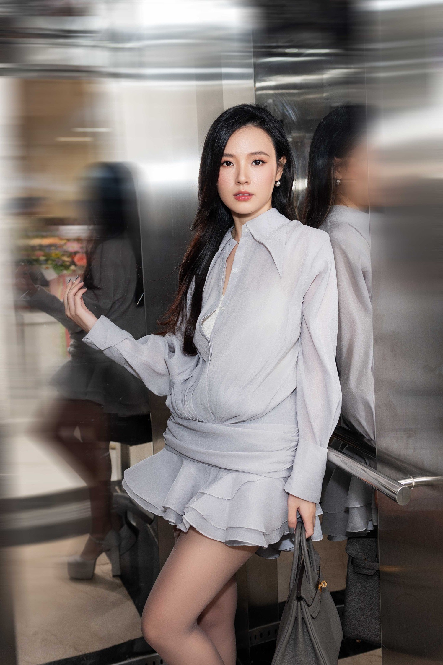 Midu gây chú ý khi xuất hiện với visual đẹp tựa nàng thơ với mẫu váy không thể ngắn hơn