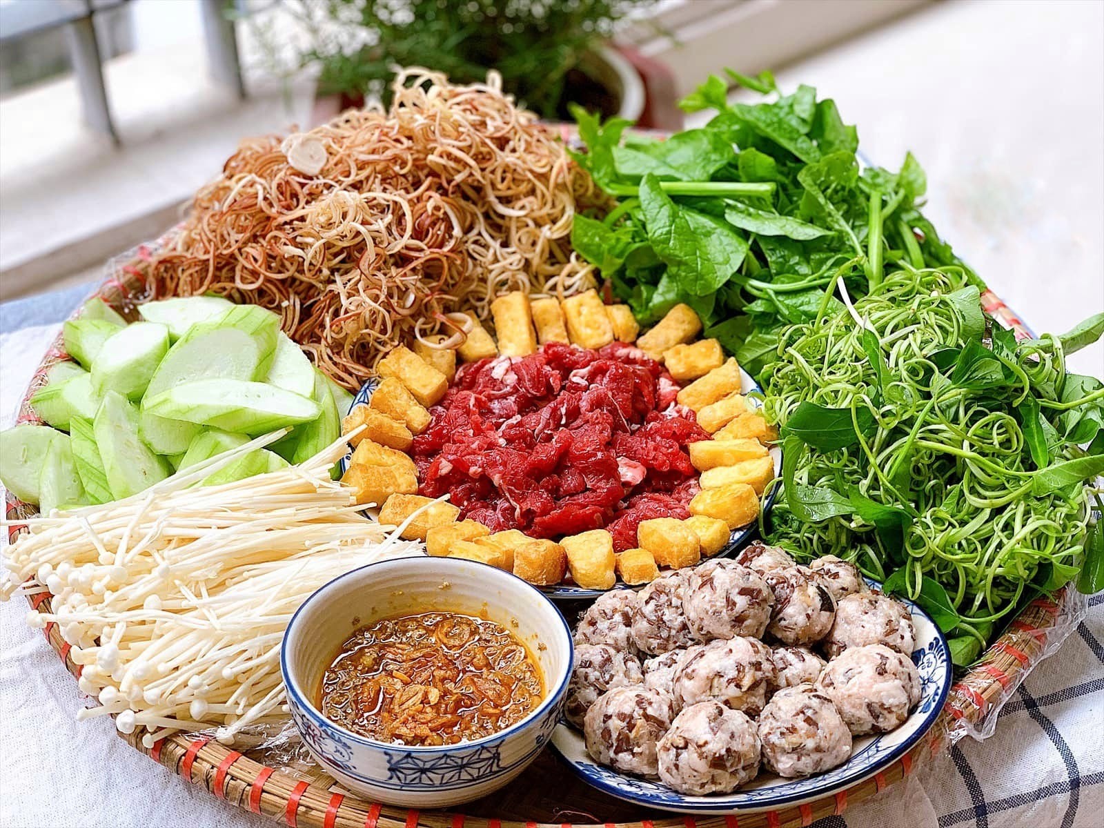 Khi ăn lẩu cần bổ sung đa dạng các loại rau Khi ăn lẩu cần bổ sung đa dạng các loại rau