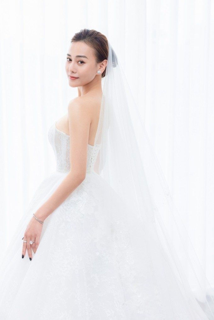 Phương Oanh rạng rỡ đi thử váy cưới Phương Oanh rạng rỡ đi thử váy cưới