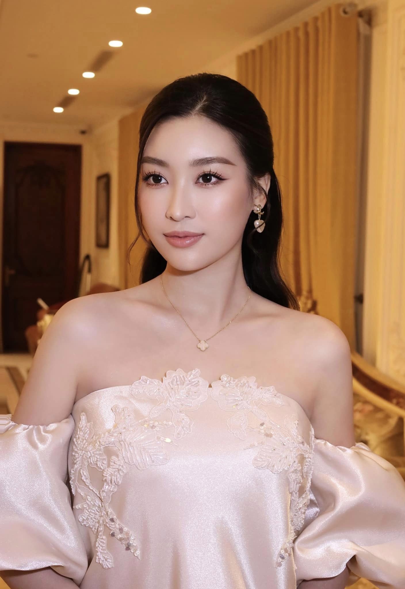 Trang phục thiết kế này phù hợp với hình ảnh nàng dâu hào môn thanh lịch Trang phục thiết kế này phù hợp với hình ảnh nàng dâu hào môn thanh lịch