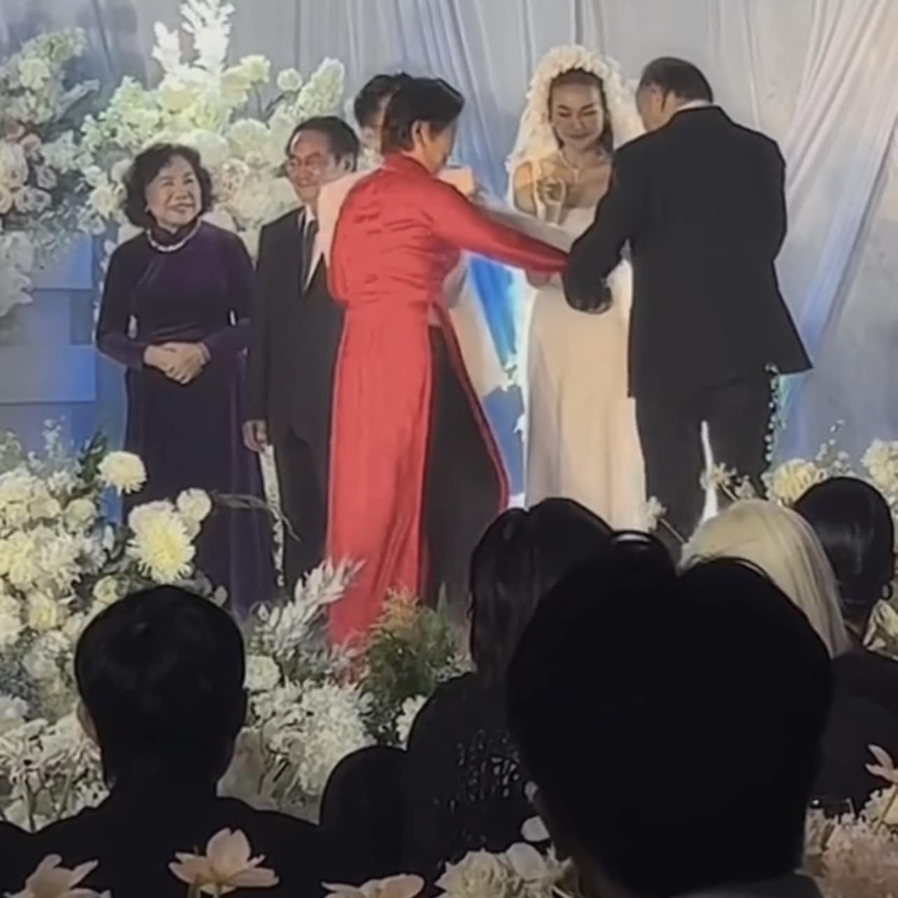 Không gian tiệc cưới của Thanh Hằng được ví như thiên đường khi ngập đàn trong sắc hoa