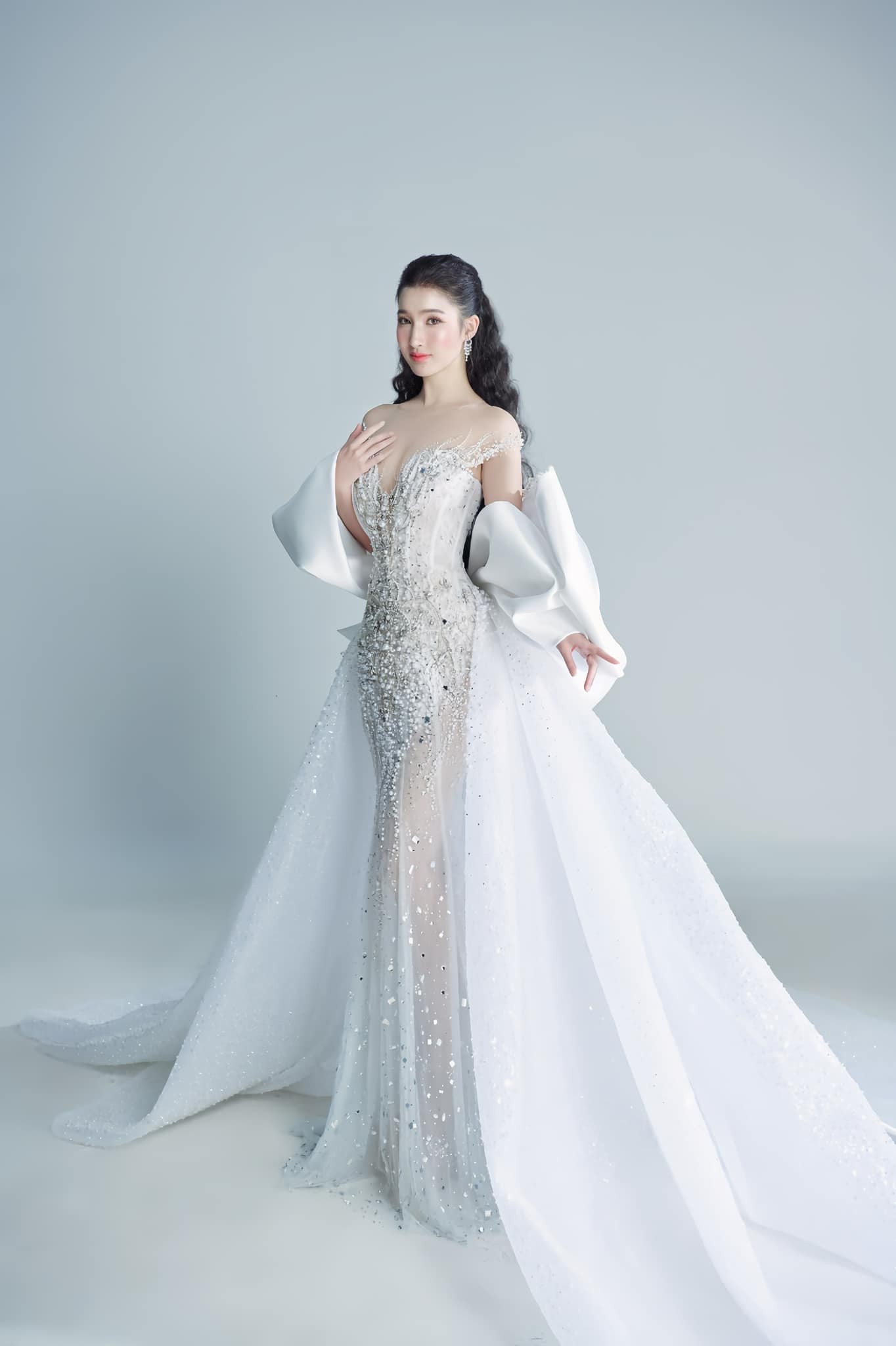 Phương Nhi kinh diễm trong thiết kế Ngọc Phương Đông