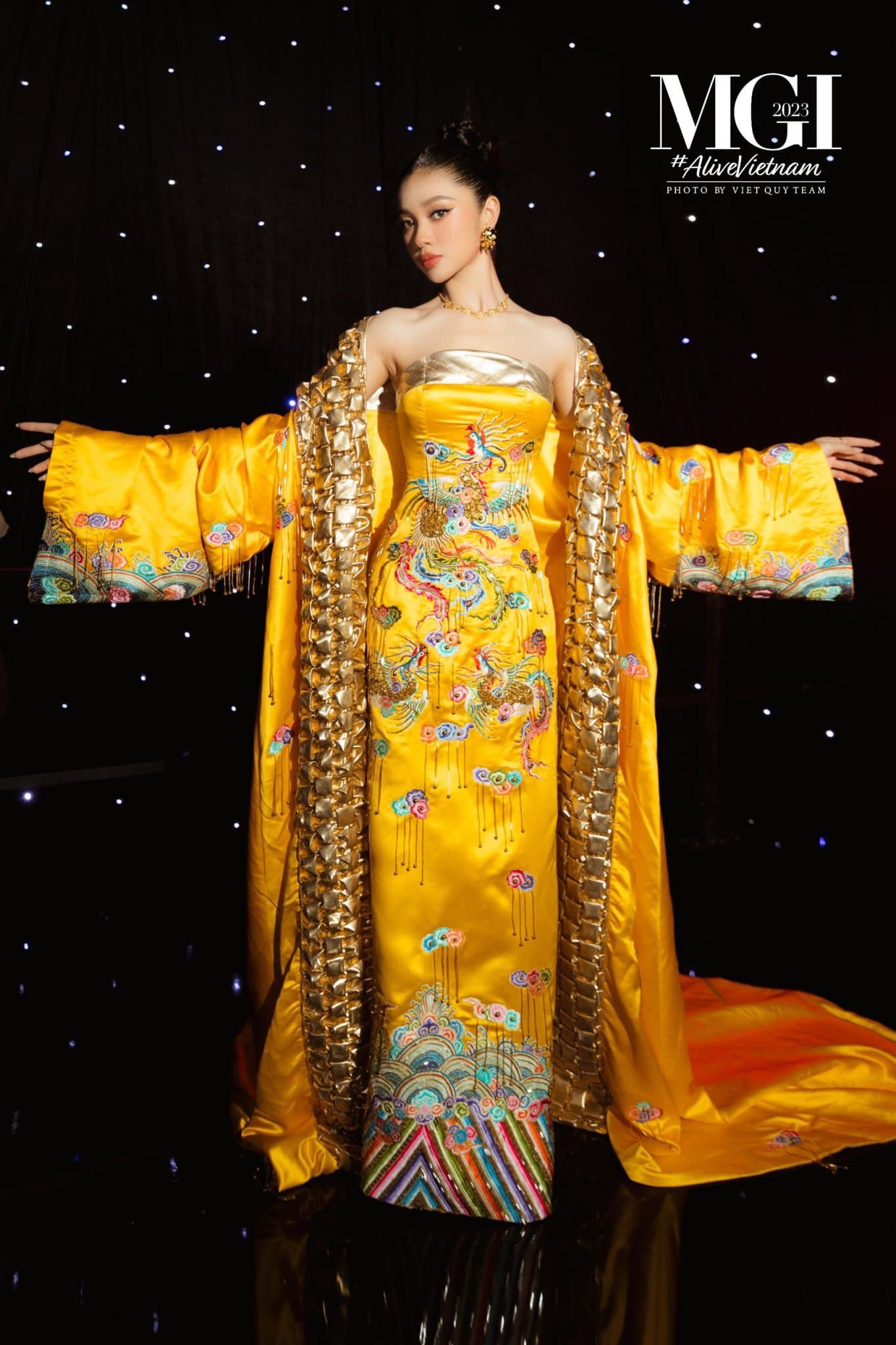 Video: 3 thảm đỏ ấn tượng của Minh Kiên trong tuần qua, hễ xuất hiện lại gây sốt - Ảnh 3