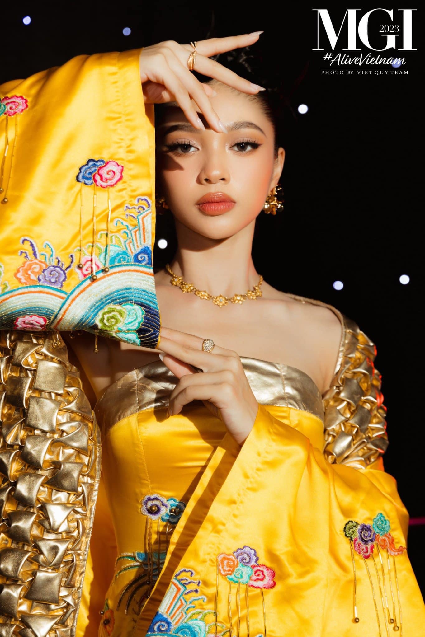 Video: 3 thảm đỏ ấn tượng của Minh Kiên trong tuần qua, hễ xuất hiện lại gây sốt - Ảnh 4