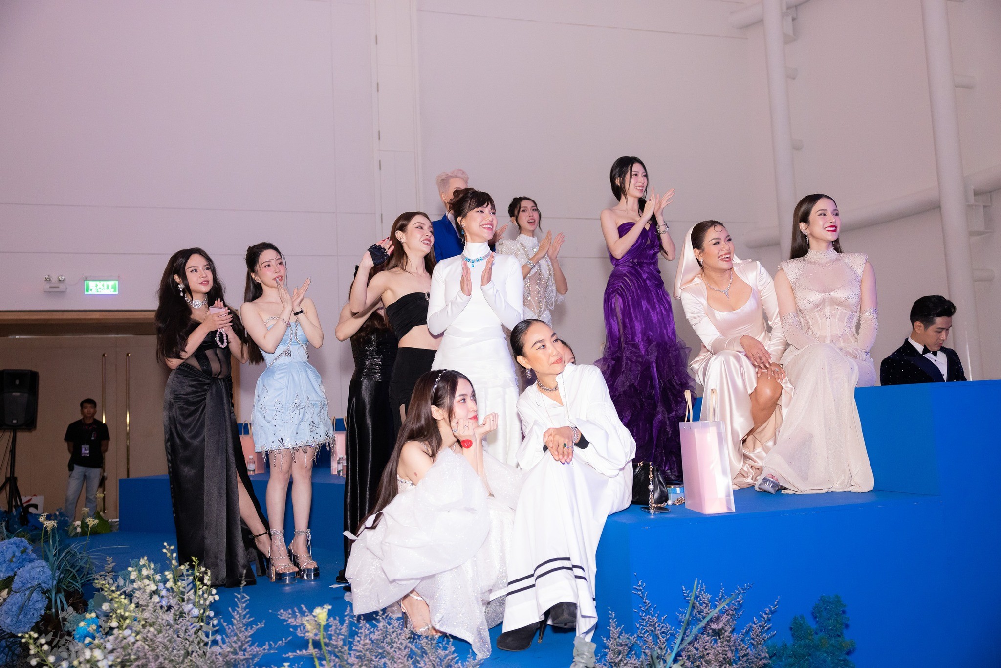 Khoảnh khắc đáng yêu của các nữ minh tinh khi MV Nơi Bình Minh Đầy Nắng được công chiếu tại họp báo Chị Đẹp Đạp Gió Rẽ Sóng mùa 2023