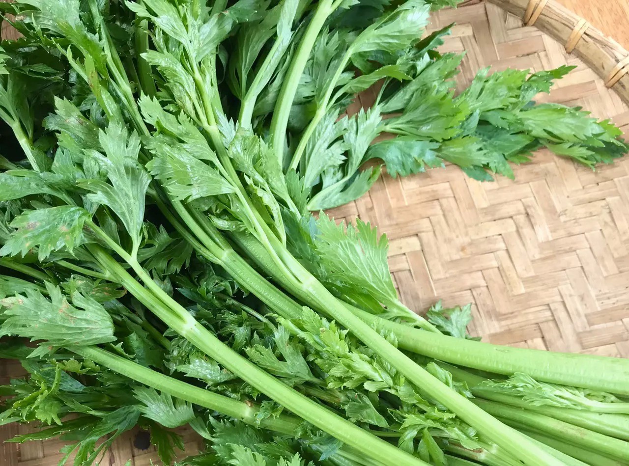 Nấu cần tây trong canh lâu dẫn đến mất mát nhiều dưỡng chất