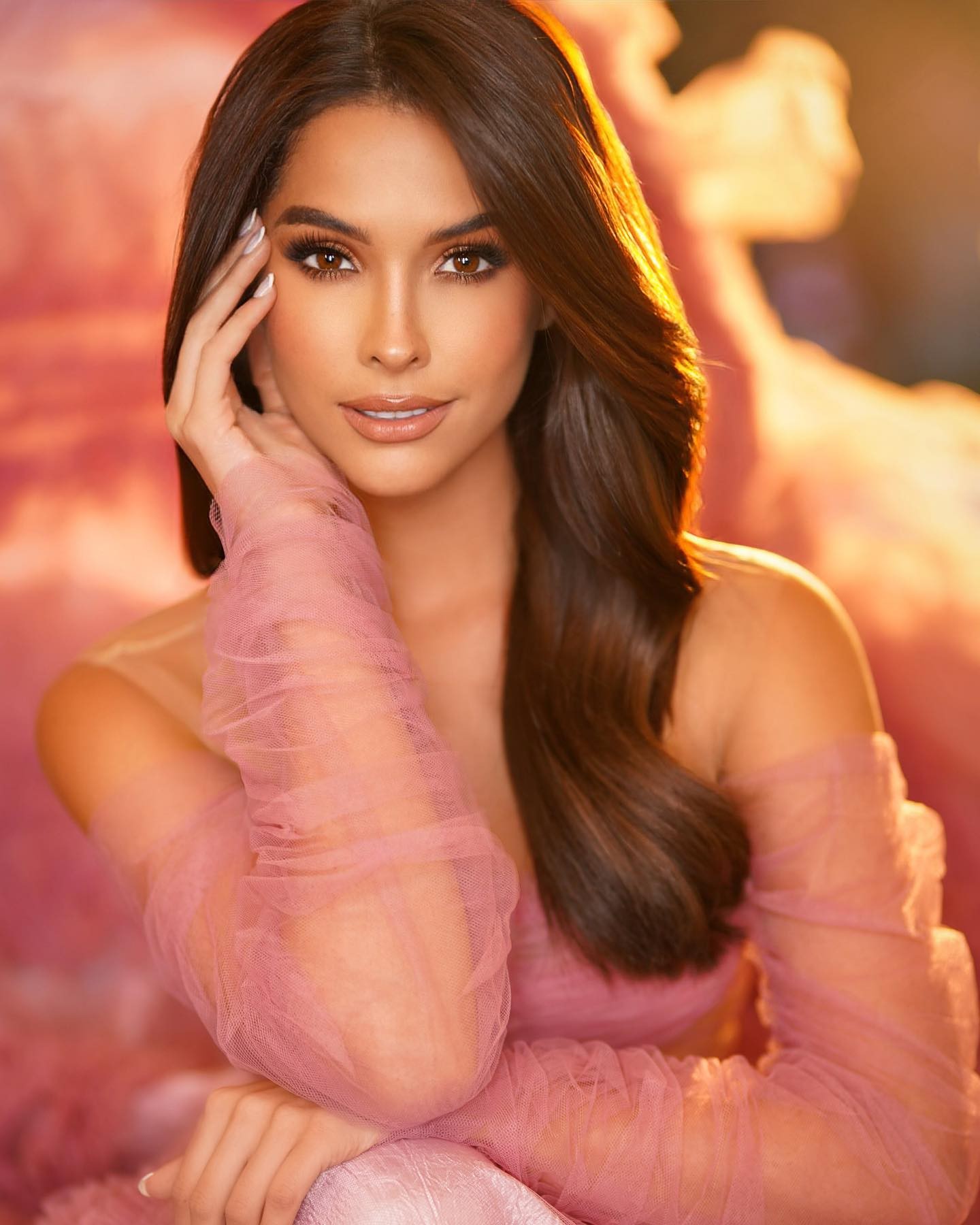 Sắc vóc như búp bê sống của đương kim Miss International, fan khen 'thở thôi cũng đẹp' - Ảnh 2