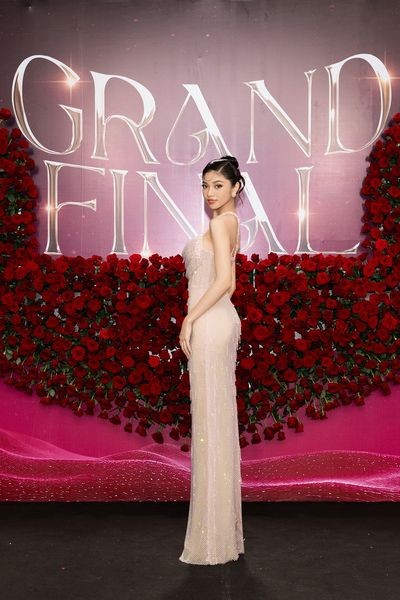 Video: Minh Kiên đọ da với dàn mỹ nhân đình đám, 'công chúa Disney' có đánh bật đàn chị? - Ảnh 2