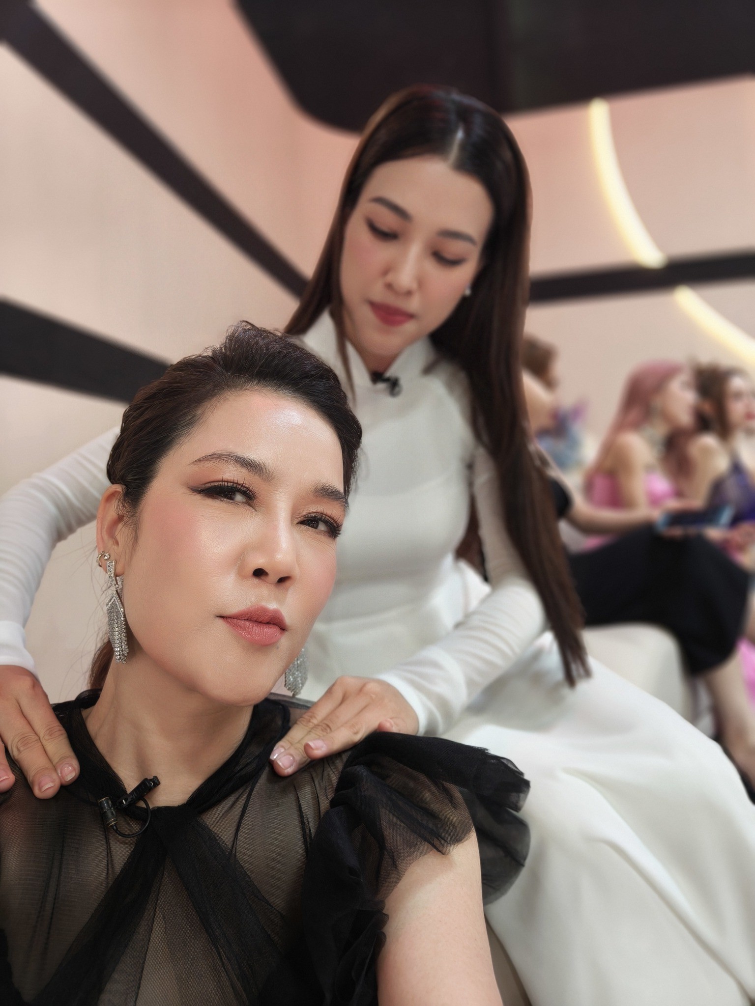Thu Phương - Hoàng Oanh đích thị 'chị em cây khé' khi chăm sóc nhau cẩn thận Thu Phương - Hoàng Oanh đích thị 'chị em cây khé' khi chăm sóc nhau cẩn thận