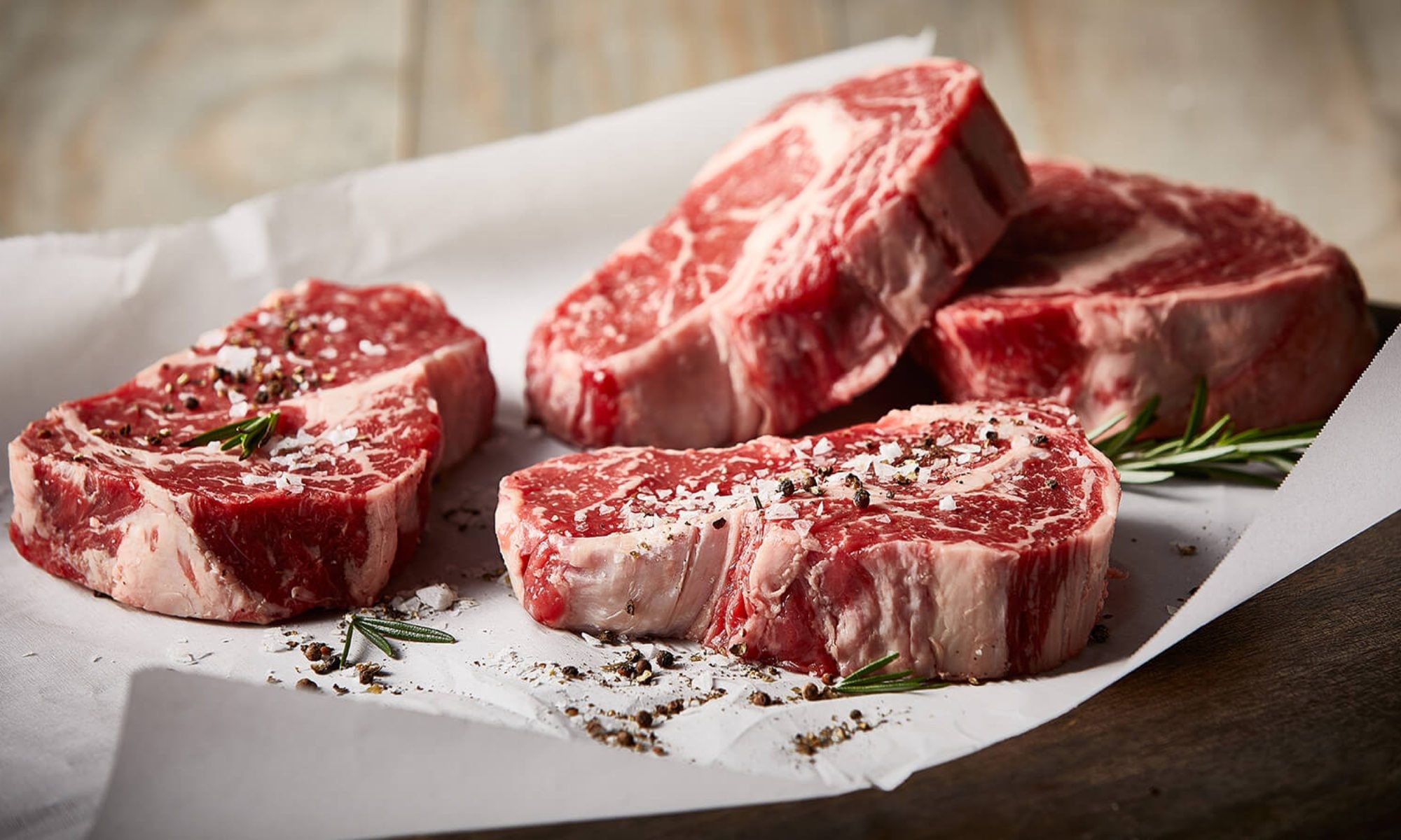 Trà chứa tanin, một chất có thể làm giảm hấp thụ protein và sắt từ thịt đỏ Trà chứa tanin, một chất có thể làm giảm hấp thụ protein và sắt từ thịt đỏ
