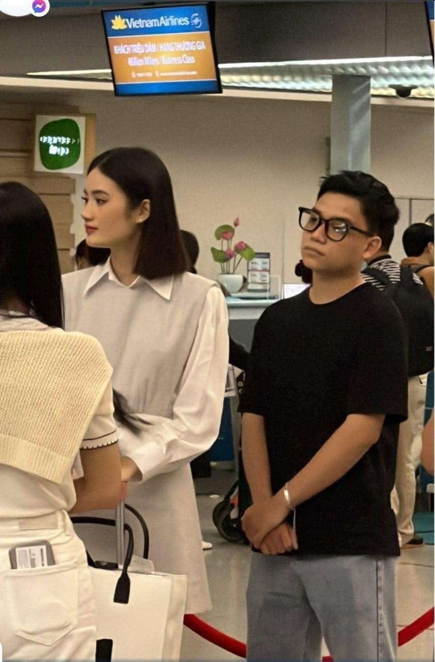 Ý Nhi ở ga quốc tế, sân bay Tân Sơn Nhất để rời Việt Nam đi du học. Mái tóc ngang vai gây bất ngờ