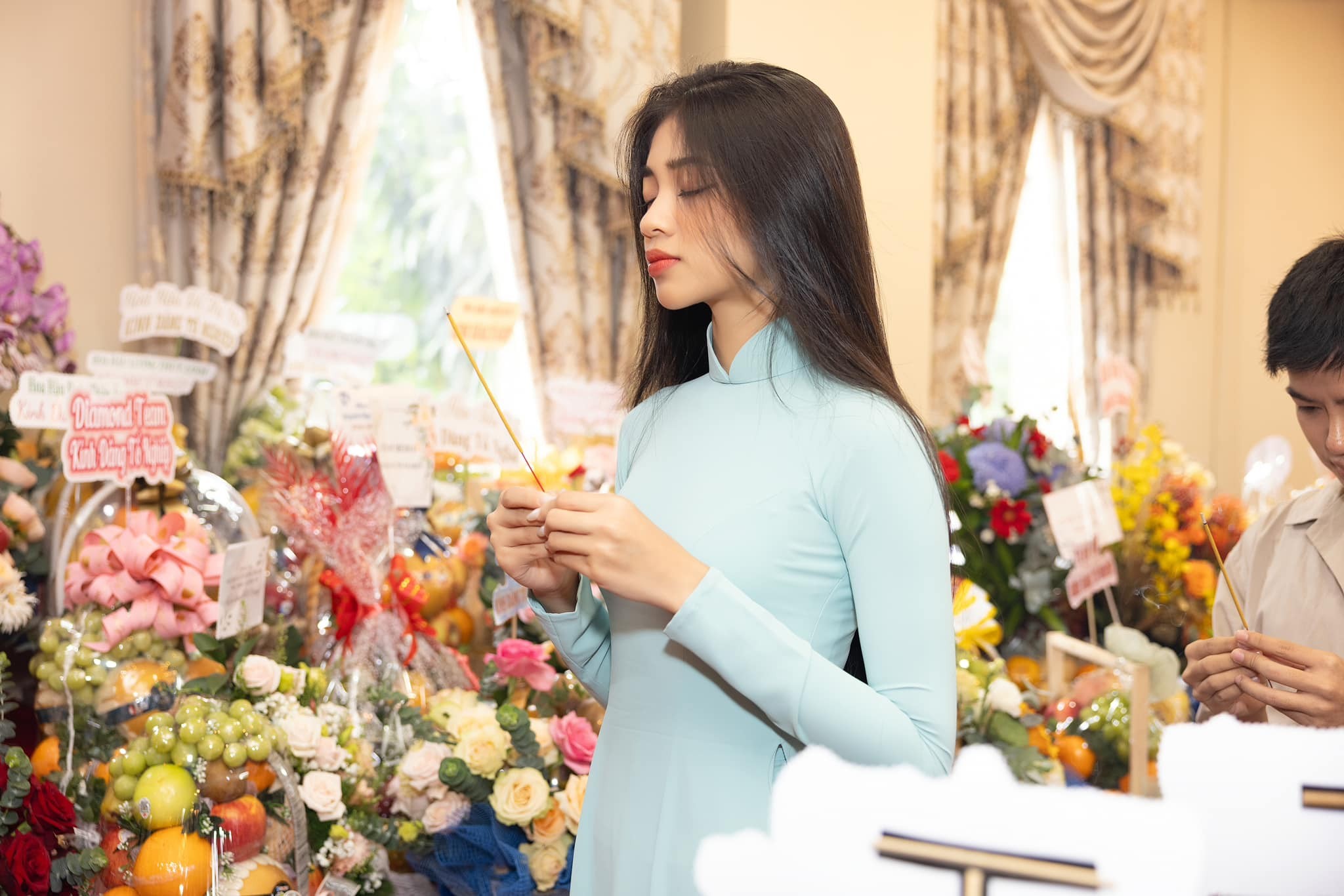 Minh Kiên gây ấn tượng nhờ nhan sắc khác lạ, mái tóc dài