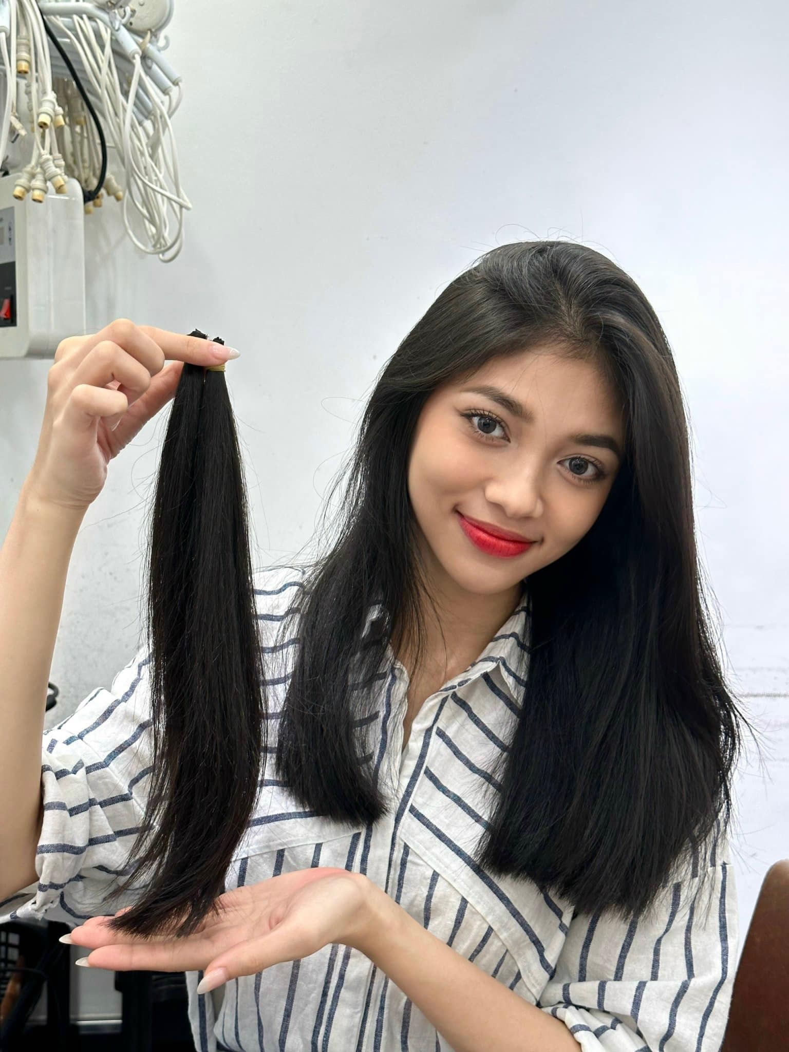 Minh Kiên cắt mái tóc dài gần 1m hiến tặng cho các bệnh nhân ung thư