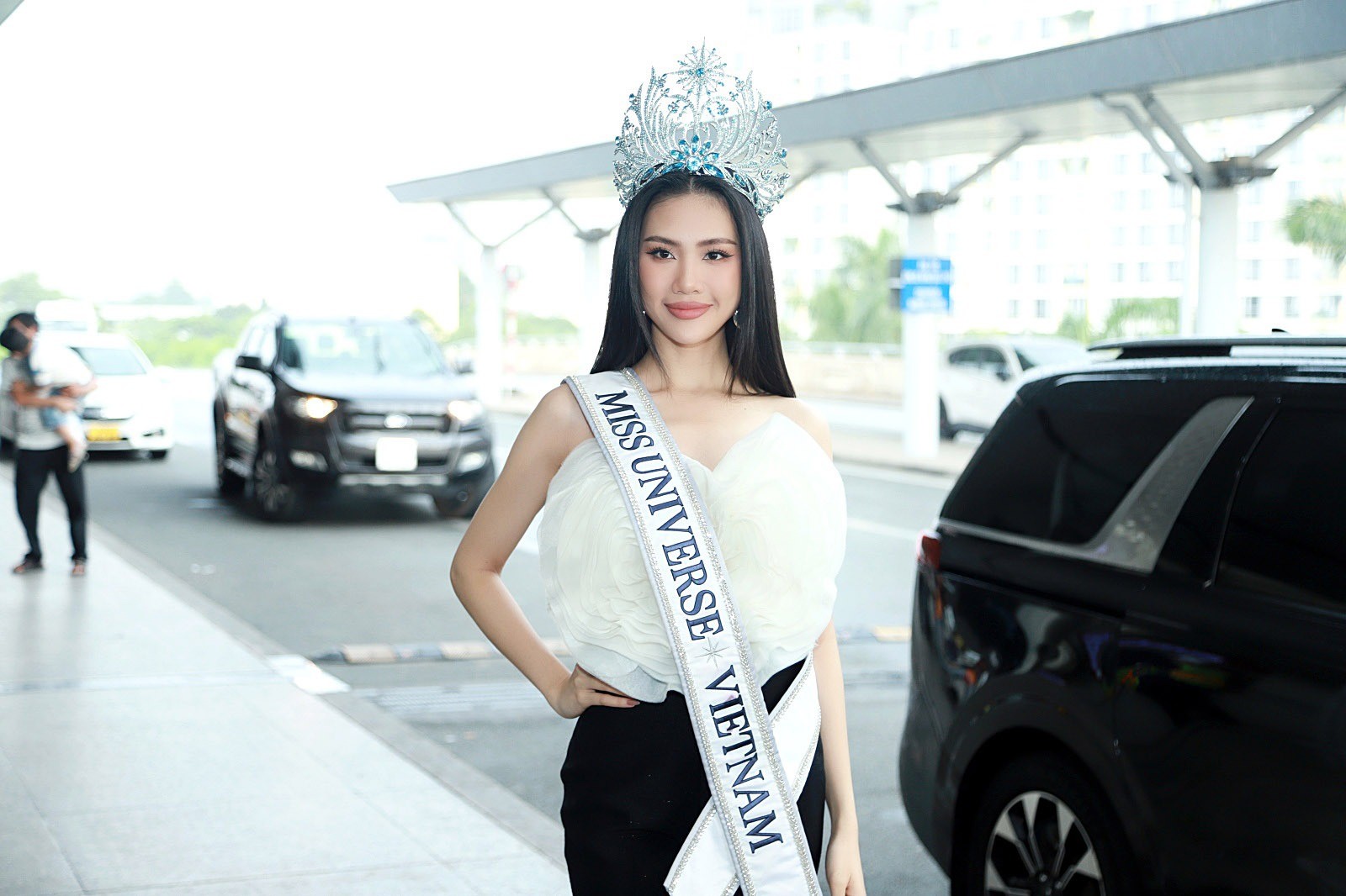 Bùi Quỳnh Hoa lên đường đi thi Miss Universe sau loạt lùm xùm hôm 2/11 Bùi Quỳnh Hoa lên đường đi thi Miss Universe sau loạt lùm xùm hôm 2/11