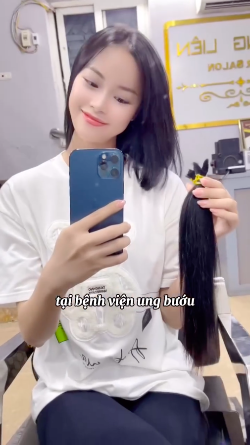 Đào Hiền tự tay cắt tóc để hiến tặng cho các bệnh nhân ung thư Đào Hiền tự tay cắt tóc để hiến tặng cho các bệnh nhân ung thư