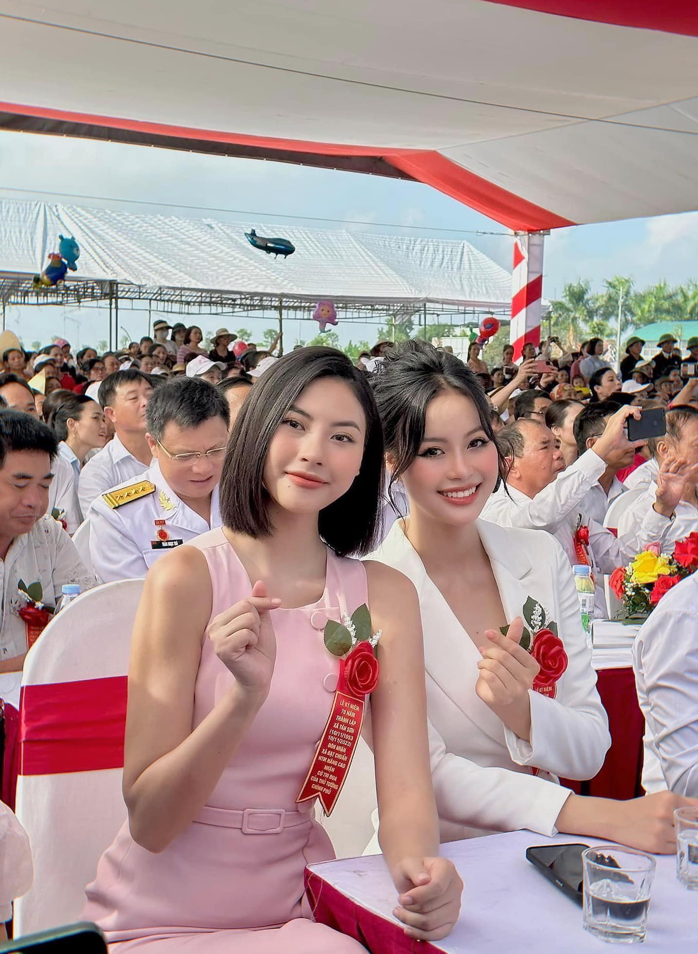 Đào Thị Hiền cùng chị gái Đào Thị Hà đọ nhan sắc đẹp bất phân thắng bại khi tham gia một sự kiện tại quê nhà