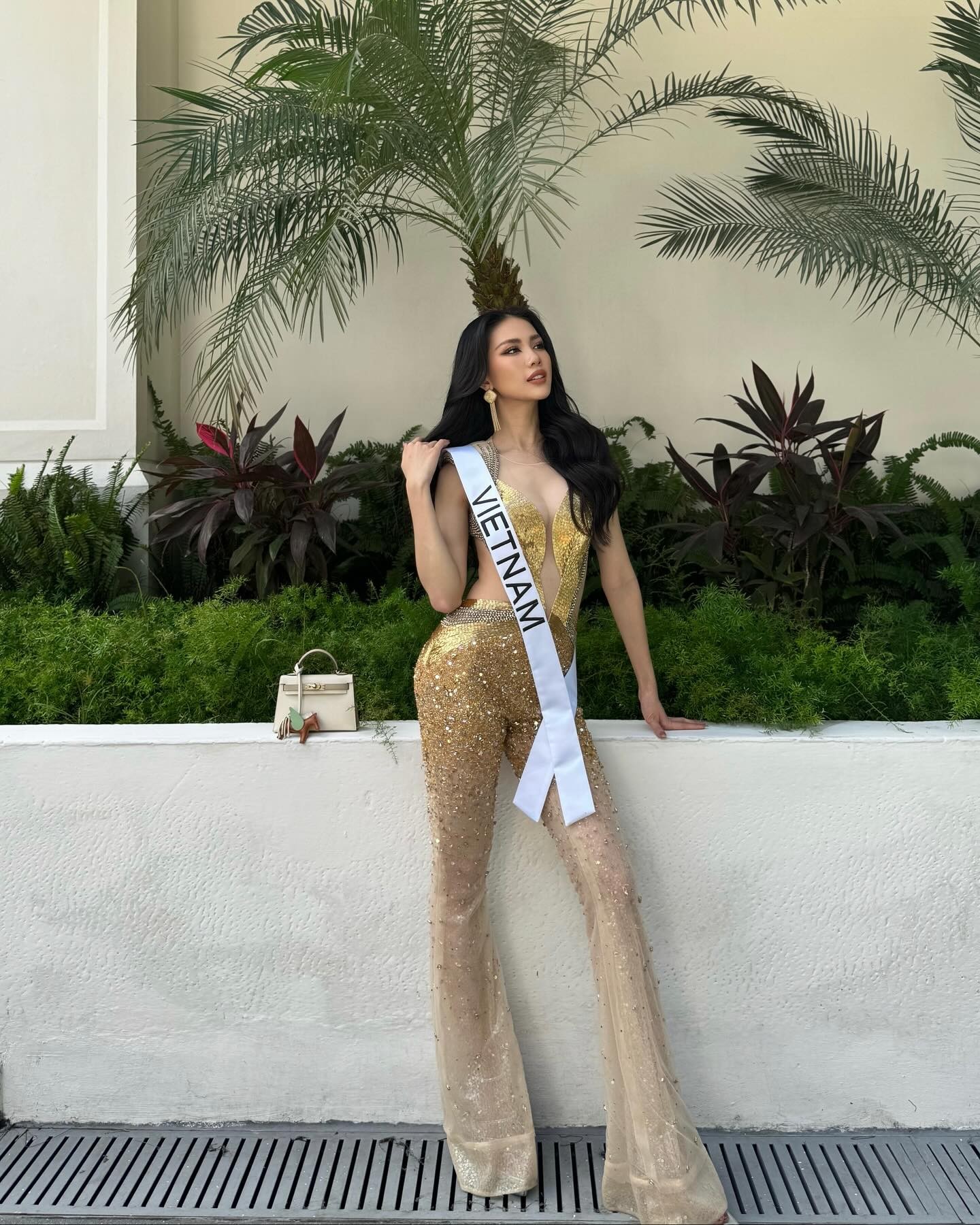 Miss Universe 2023: Bùi Quỳnh Hoa đi thi quốc tế như... trình diễn thời trang, giới mộ điệu trầm trồ - Ảnh 3 Miss Universe 2023: Bùi Quỳnh Hoa đi thi quốc tế như... trình diễn thời trang, giới mộ điệu trầm trồ - Ảnh 3