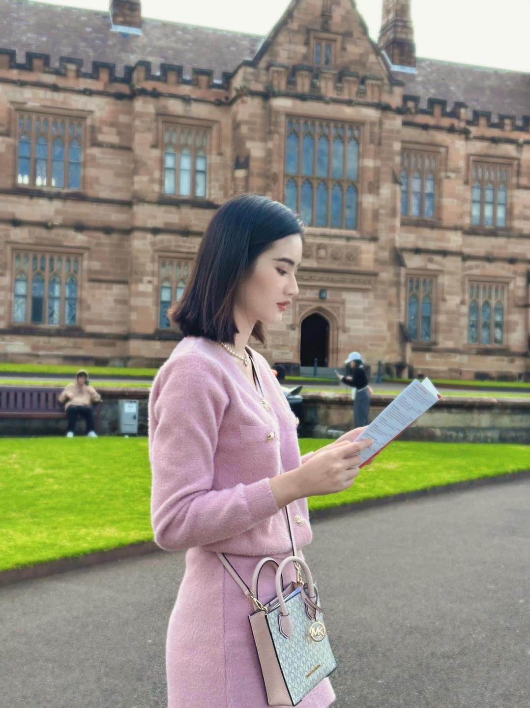 Ý Nhi rạng rỡ check-in tại trường Đại học Sydney Ý Nhi rạng rỡ check-in tại trường Đại học Sydney
