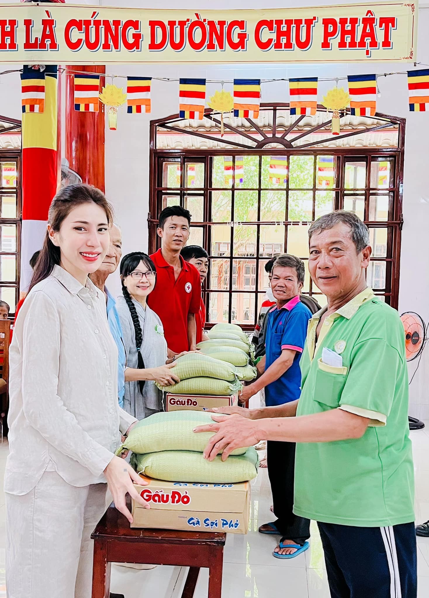 Thủy Tiên vẫn duy trì thói quen làm thiện nguyện. Sau ồn ào, cô dùng tiền túi, không đứng ra kêu gọi mạnh thường quân