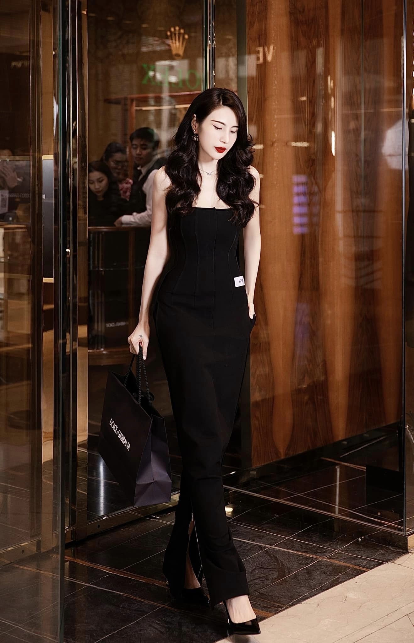 Thủy Tiên tham gia sự kiện của một thương hiệu thời trang xa xỉ hồi cuối tháng 9. Cô gây ấn tượng bởi nét đẹp sang trọng, kinh diễm 
