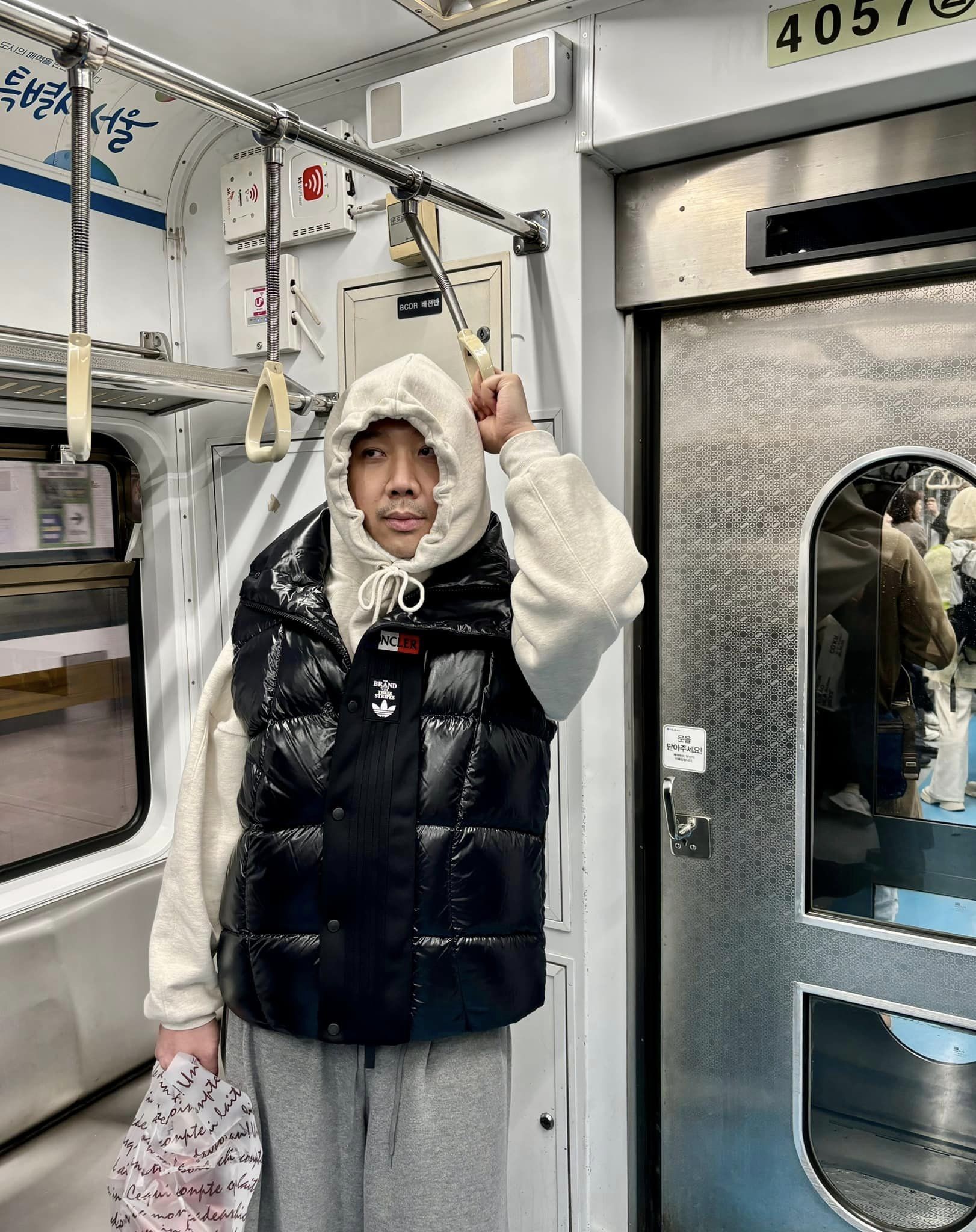 Trấn Thành che chắn gương mặt trong loạt ảnh chụp tại quê nhà Hari Won. Ảnh: FBNV